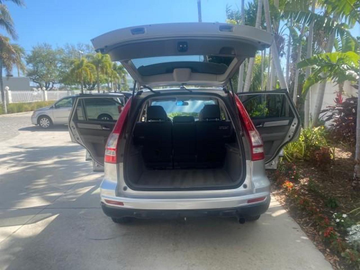 2011 Alabaster Silver Metallic /Gray Honda CR-V EX-L LOW MILES 27,869 (5J6RE3H79BL) with an 2.4L DOHC MPFI 16-Valve i-VTEC I4 Engine engine, Automatic transmission, located at 4701 North Dixie Hwy, Pompano Beach, FL, 33064, (954) 422-2889, 26.240938, -80.123474 - OUR WEBPAGE FLORIDACARS1.COM HAS OVER 100 PHOTOS AND FREE CARFAX LINK 2011 HONDA CR-V EX-L VIN: 5J6RE3H79BL009139 5 J 6 R E 3 H 7 9 B L 0 0 9 1 3 9 4 DOOR WAGON/SPORT UTILITY 2.4L I4 F DOHC 16V GASOLINE 28 MPG FRONT WHEEL DRIVE Top Features Alloy Wheels Running Boards Front Seat Heaters Satellite Ra - Photo#15