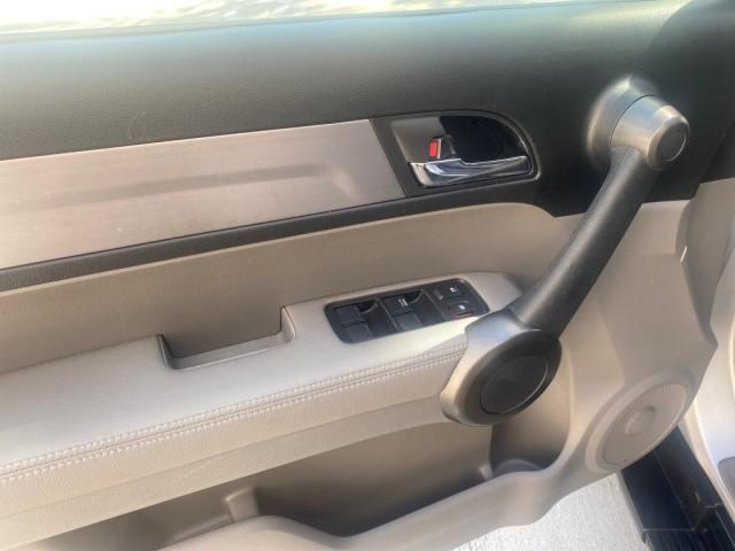 2011 Alabaster Silver Metallic /Gray Honda CR-V EX-L LOW MILES 27,869 (5J6RE3H79BL) with an 2.4L DOHC MPFI 16-Valve i-VTEC I4 Engine engine, Automatic transmission, located at 4701 North Dixie Hwy, Pompano Beach, FL, 33064, (954) 422-2889, 26.240938, -80.123474 - OUR WEBPAGE FLORIDACARS1.COM HAS OVER 100 PHOTOS AND FREE CARFAX LINK 2011 HONDA CR-V EX-L VIN: 5J6RE3H79BL009139 5 J 6 R E 3 H 7 9 B L 0 0 9 1 3 9 4 DOOR WAGON/SPORT UTILITY 2.4L I4 F DOHC 16V GASOLINE 28 MPG FRONT WHEEL DRIVE Top Features Alloy Wheels Running Boards Front Seat Heaters Satellite Ra - Photo#26