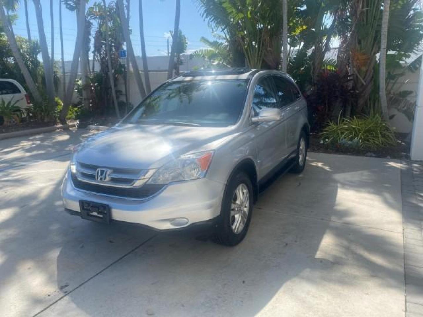 2011 Alabaster Silver Metallic /Gray Honda CR-V EX-L LOW MILES 27,869 (5J6RE3H79BL) with an 2.4L DOHC MPFI 16-Valve i-VTEC I4 Engine engine, Automatic transmission, located at 4701 North Dixie Hwy, Pompano Beach, FL, 33064, (954) 422-2889, 26.240938, -80.123474 - OUR WEBPAGE FLORIDACARS1.COM HAS OVER 100 PHOTOS AND FREE CARFAX LINK 2011 HONDA CR-V EX-L VIN: 5J6RE3H79BL009139 5 J 6 R E 3 H 7 9 B L 0 0 9 1 3 9 4 DOOR WAGON/SPORT UTILITY 2.4L I4 F DOHC 16V GASOLINE 28 MPG FRONT WHEEL DRIVE Top Features Alloy Wheels Running Boards Front Seat Heaters Satellite Ra - Photo#3