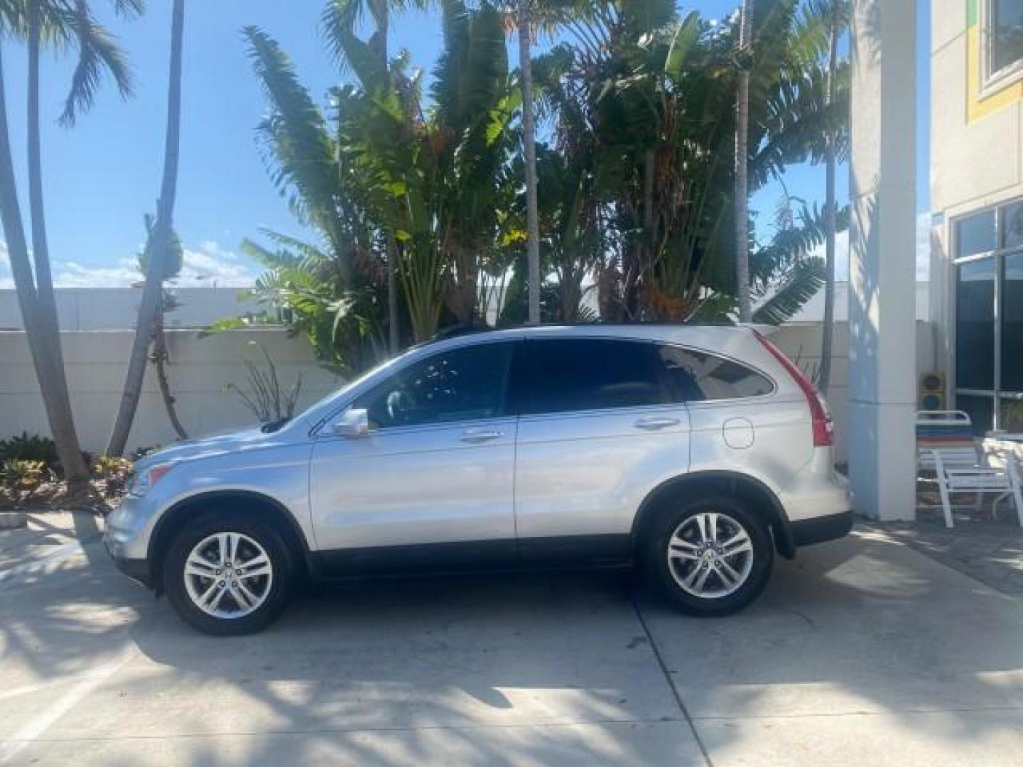 2011 Alabaster Silver Metallic /Gray Honda CR-V EX-L LOW MILES 27,869 (5J6RE3H79BL) with an 2.4L DOHC MPFI 16-Valve i-VTEC I4 Engine engine, Automatic transmission, located at 4701 North Dixie Hwy, Pompano Beach, FL, 33064, (954) 422-2889, 26.240938, -80.123474 - OUR WEBPAGE FLORIDACARS1.COM HAS OVER 100 PHOTOS AND FREE CARFAX LINK 2011 HONDA CR-V EX-L VIN: 5J6RE3H79BL009139 5 J 6 R E 3 H 7 9 B L 0 0 9 1 3 9 4 DOOR WAGON/SPORT UTILITY 2.4L I4 F DOHC 16V GASOLINE 28 MPG FRONT WHEEL DRIVE Top Features Alloy Wheels Running Boards Front Seat Heaters Satellite Ra - Photo#4