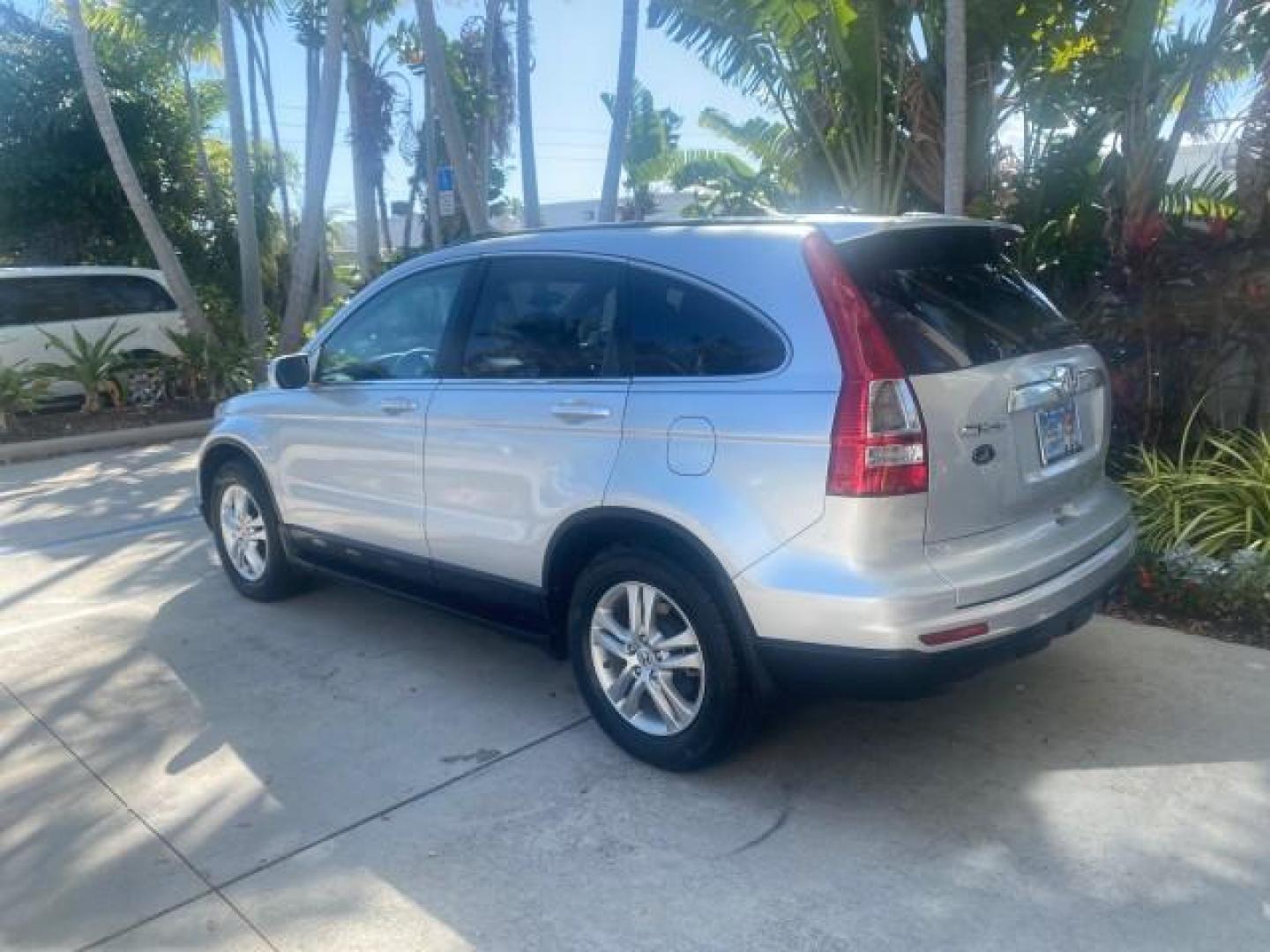 2011 Alabaster Silver Metallic /Gray Honda CR-V EX-L LOW MILES 27,869 (5J6RE3H79BL) with an 2.4L DOHC MPFI 16-Valve i-VTEC I4 Engine engine, Automatic transmission, located at 4701 North Dixie Hwy, Pompano Beach, FL, 33064, (954) 422-2889, 26.240938, -80.123474 - OUR WEBPAGE FLORIDACARS1.COM HAS OVER 100 PHOTOS AND FREE CARFAX LINK 2011 HONDA CR-V EX-L VIN: 5J6RE3H79BL009139 5 J 6 R E 3 H 7 9 B L 0 0 9 1 3 9 4 DOOR WAGON/SPORT UTILITY 2.4L I4 F DOHC 16V GASOLINE 28 MPG FRONT WHEEL DRIVE Top Features Alloy Wheels Running Boards Front Seat Heaters Satellite Ra - Photo#5