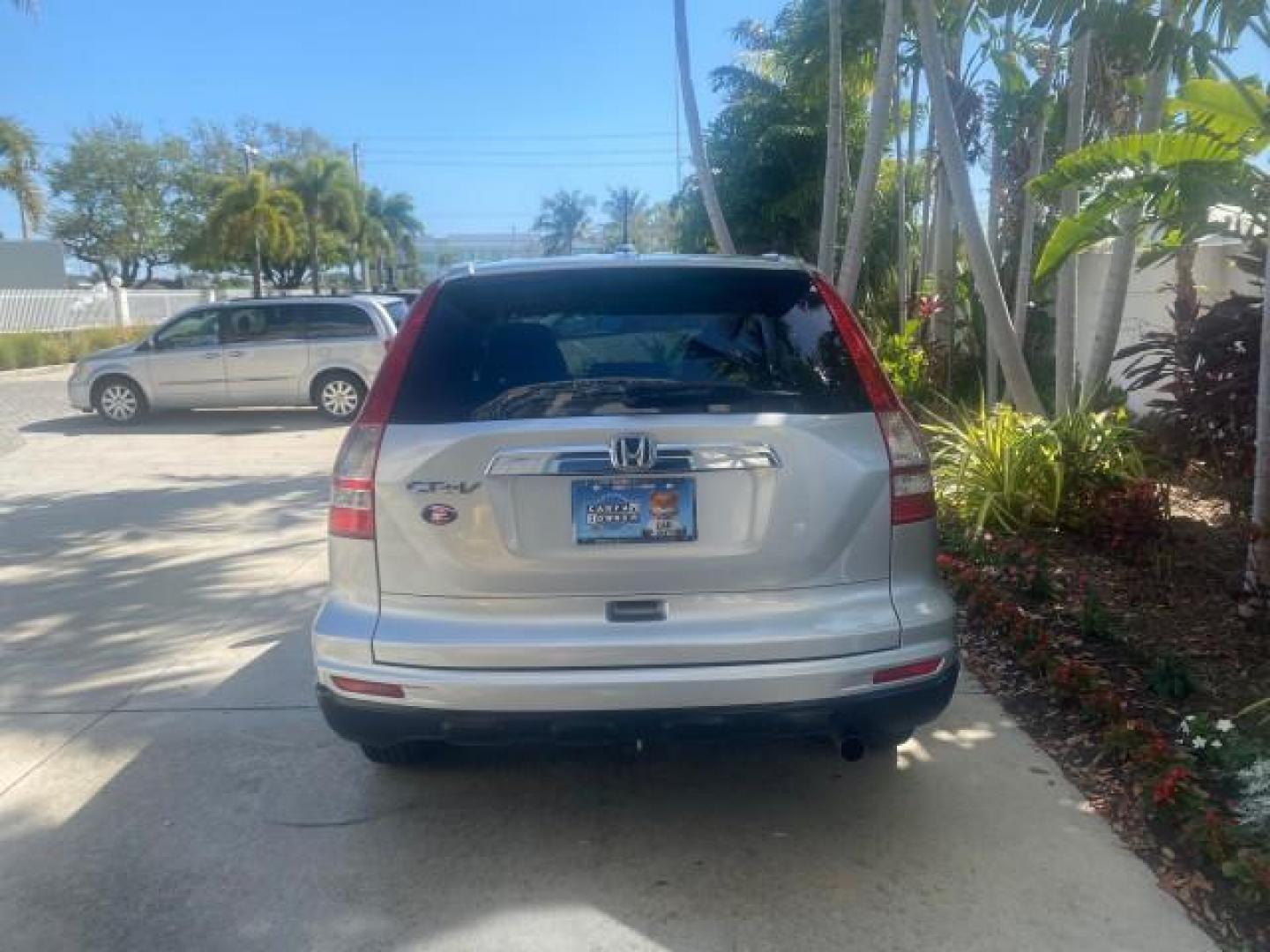 2011 Alabaster Silver Metallic /Gray Honda CR-V EX-L LOW MILES 27,869 (5J6RE3H79BL) with an 2.4L DOHC MPFI 16-Valve i-VTEC I4 Engine engine, Automatic transmission, located at 4701 North Dixie Hwy, Pompano Beach, FL, 33064, (954) 422-2889, 26.240938, -80.123474 - OUR WEBPAGE FLORIDACARS1.COM HAS OVER 100 PHOTOS AND FREE CARFAX LINK 2011 HONDA CR-V EX-L VIN: 5J6RE3H79BL009139 5 J 6 R E 3 H 7 9 B L 0 0 9 1 3 9 4 DOOR WAGON/SPORT UTILITY 2.4L I4 F DOHC 16V GASOLINE 28 MPG FRONT WHEEL DRIVE Top Features Alloy Wheels Running Boards Front Seat Heaters Satellite Ra - Photo#6