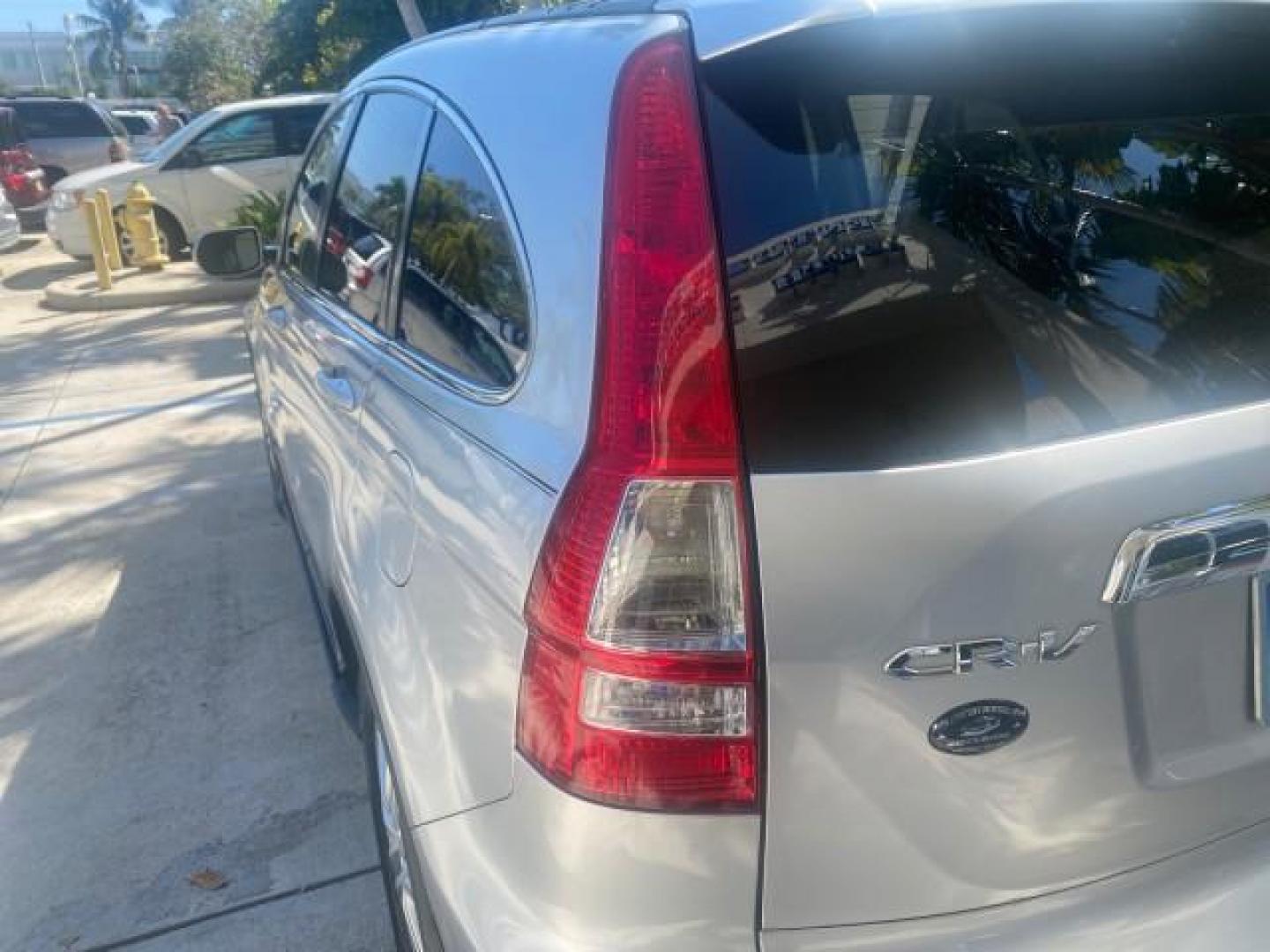 2011 Alabaster Silver Metallic /Gray Honda CR-V EX-L LOW MILES 27,869 (5J6RE3H79BL) with an 2.4L DOHC MPFI 16-Valve i-VTEC I4 Engine engine, Automatic transmission, located at 4701 North Dixie Hwy, Pompano Beach, FL, 33064, (954) 422-2889, 26.240938, -80.123474 - OUR WEBPAGE FLORIDACARS1.COM HAS OVER 100 PHOTOS AND FREE CARFAX LINK 2011 HONDA CR-V EX-L VIN: 5J6RE3H79BL009139 5 J 6 R E 3 H 7 9 B L 0 0 9 1 3 9 4 DOOR WAGON/SPORT UTILITY 2.4L I4 F DOHC 16V GASOLINE 28 MPG FRONT WHEEL DRIVE Top Features Alloy Wheels Running Boards Front Seat Heaters Satellite Ra - Photo#74