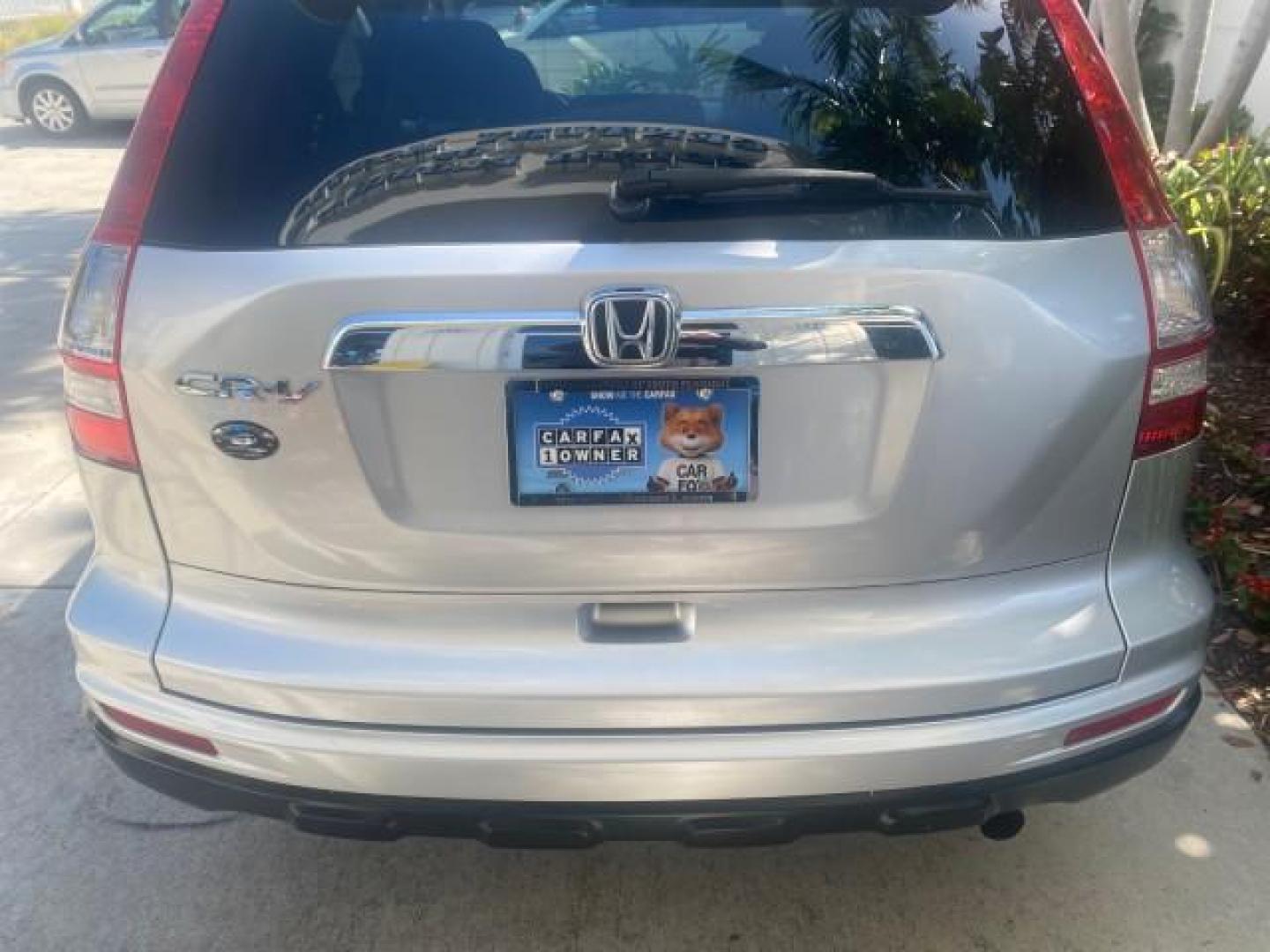 2011 Alabaster Silver Metallic /Gray Honda CR-V EX-L LOW MILES 27,869 (5J6RE3H79BL) with an 2.4L DOHC MPFI 16-Valve i-VTEC I4 Engine engine, Automatic transmission, located at 4701 North Dixie Hwy, Pompano Beach, FL, 33064, (954) 422-2889, 26.240938, -80.123474 - OUR WEBPAGE FLORIDACARS1.COM HAS OVER 100 PHOTOS AND FREE CARFAX LINK 2011 HONDA CR-V EX-L VIN: 5J6RE3H79BL009139 5 J 6 R E 3 H 7 9 B L 0 0 9 1 3 9 4 DOOR WAGON/SPORT UTILITY 2.4L I4 F DOHC 16V GASOLINE 28 MPG FRONT WHEEL DRIVE Top Features Alloy Wheels Running Boards Front Seat Heaters Satellite Ra - Photo#75