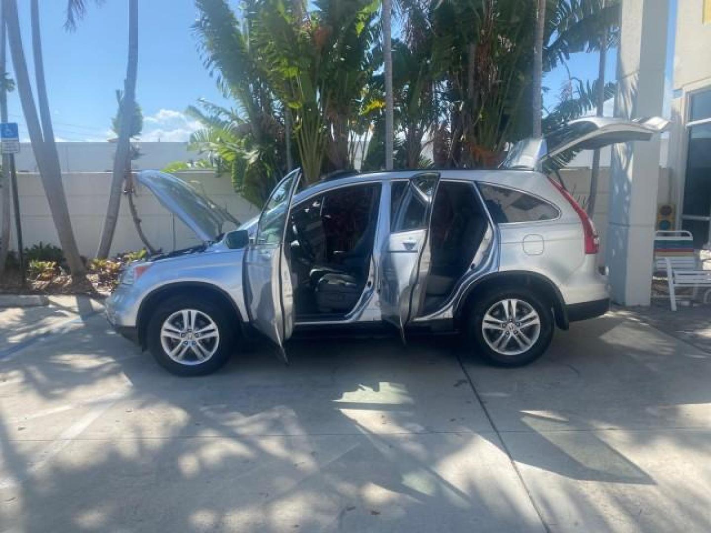 2011 Alabaster Silver Metallic /Gray Honda CR-V EX-L LOW MILES 27,869 (5J6RE3H79BL) with an 2.4L DOHC MPFI 16-Valve i-VTEC I4 Engine engine, Automatic transmission, located at 4701 North Dixie Hwy, Pompano Beach, FL, 33064, (954) 422-2889, 26.240938, -80.123474 - OUR WEBPAGE FLORIDACARS1.COM HAS OVER 100 PHOTOS AND FREE CARFAX LINK 2011 HONDA CR-V EX-L VIN: 5J6RE3H79BL009139 5 J 6 R E 3 H 7 9 B L 0 0 9 1 3 9 4 DOOR WAGON/SPORT UTILITY 2.4L I4 F DOHC 16V GASOLINE 28 MPG FRONT WHEEL DRIVE Top Features Alloy Wheels Running Boards Front Seat Heaters Satellite Ra - Photo#8