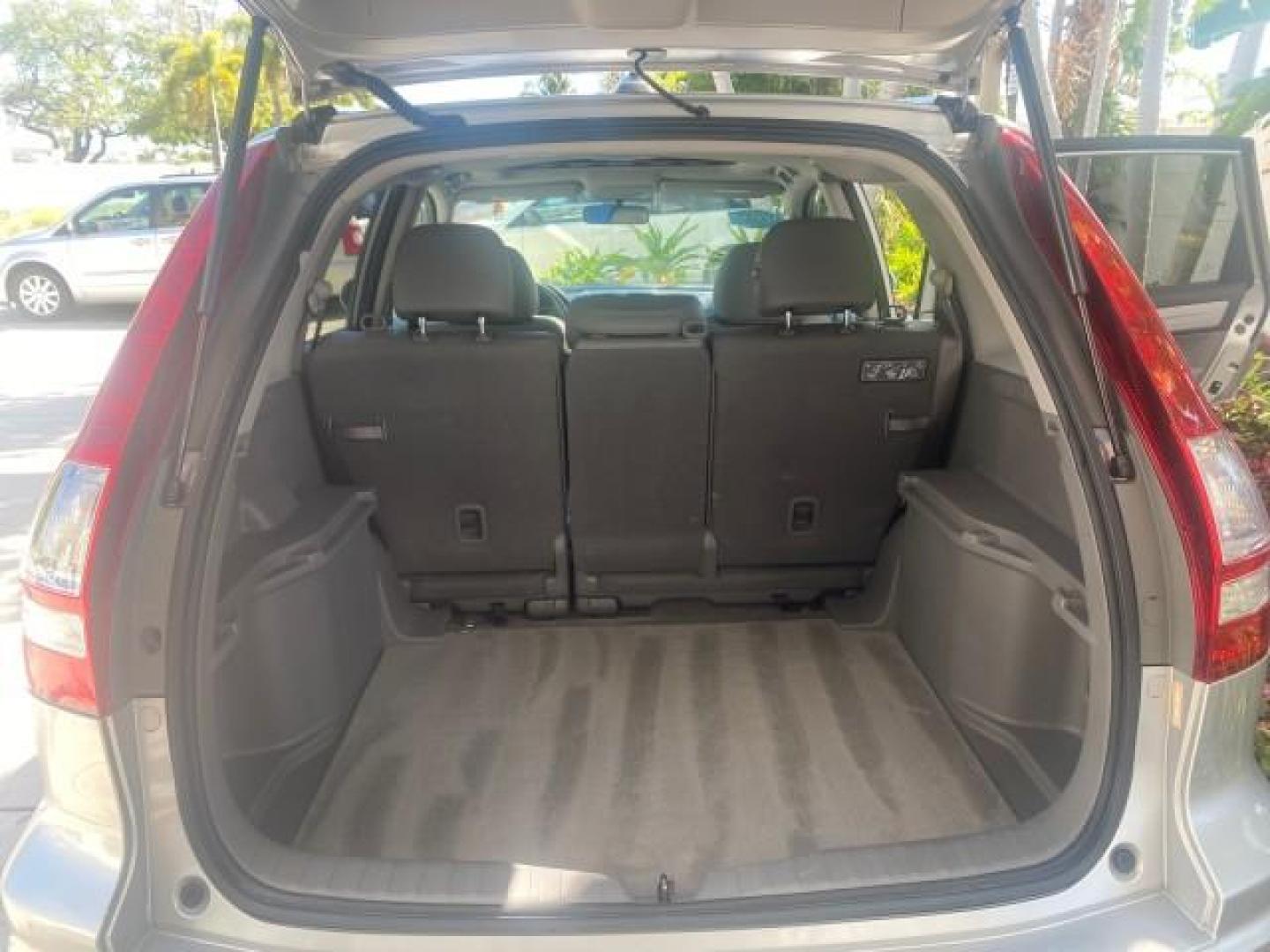 2011 Alabaster Silver Metallic /Gray Honda CR-V EX-L LOW MILES 27,869 (5J6RE3H79BL) with an 2.4L DOHC MPFI 16-Valve i-VTEC I4 Engine engine, Automatic transmission, located at 4701 North Dixie Hwy, Pompano Beach, FL, 33064, (954) 422-2889, 26.240938, -80.123474 - OUR WEBPAGE FLORIDACARS1.COM HAS OVER 100 PHOTOS AND FREE CARFAX LINK 2011 HONDA CR-V EX-L VIN: 5J6RE3H79BL009139 5 J 6 R E 3 H 7 9 B L 0 0 9 1 3 9 4 DOOR WAGON/SPORT UTILITY 2.4L I4 F DOHC 16V GASOLINE 28 MPG FRONT WHEEL DRIVE Top Features Alloy Wheels Running Boards Front Seat Heaters Satellite Ra - Photo#89