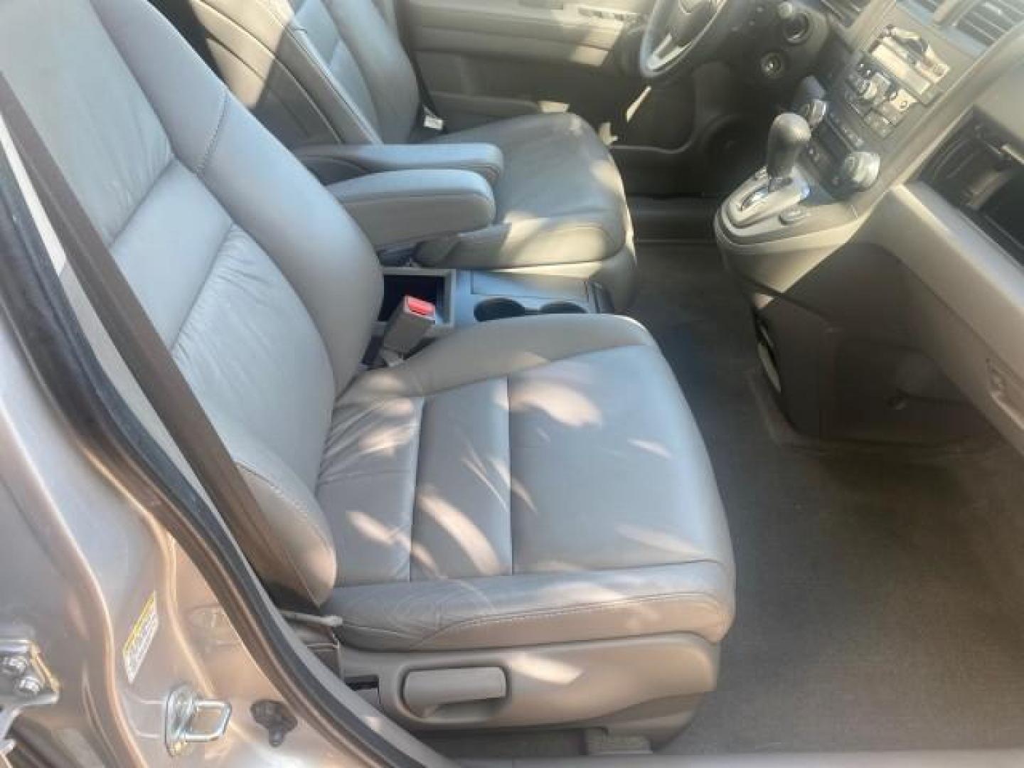 2011 Alabaster Silver Metallic /Gray Honda CR-V EX-L LOW MILES 27,869 (5J6RE3H79BL) with an 2.4L DOHC MPFI 16-Valve i-VTEC I4 Engine engine, Automatic transmission, located at 4701 North Dixie Hwy, Pompano Beach, FL, 33064, (954) 422-2889, 26.240938, -80.123474 - OUR WEBPAGE FLORIDACARS1.COM HAS OVER 100 PHOTOS AND FREE CARFAX LINK 2011 HONDA CR-V EX-L VIN: 5J6RE3H79BL009139 5 J 6 R E 3 H 7 9 B L 0 0 9 1 3 9 4 DOOR WAGON/SPORT UTILITY 2.4L I4 F DOHC 16V GASOLINE 28 MPG FRONT WHEEL DRIVE Top Features Alloy Wheels Running Boards Front Seat Heaters Satellite Ra - Photo#97