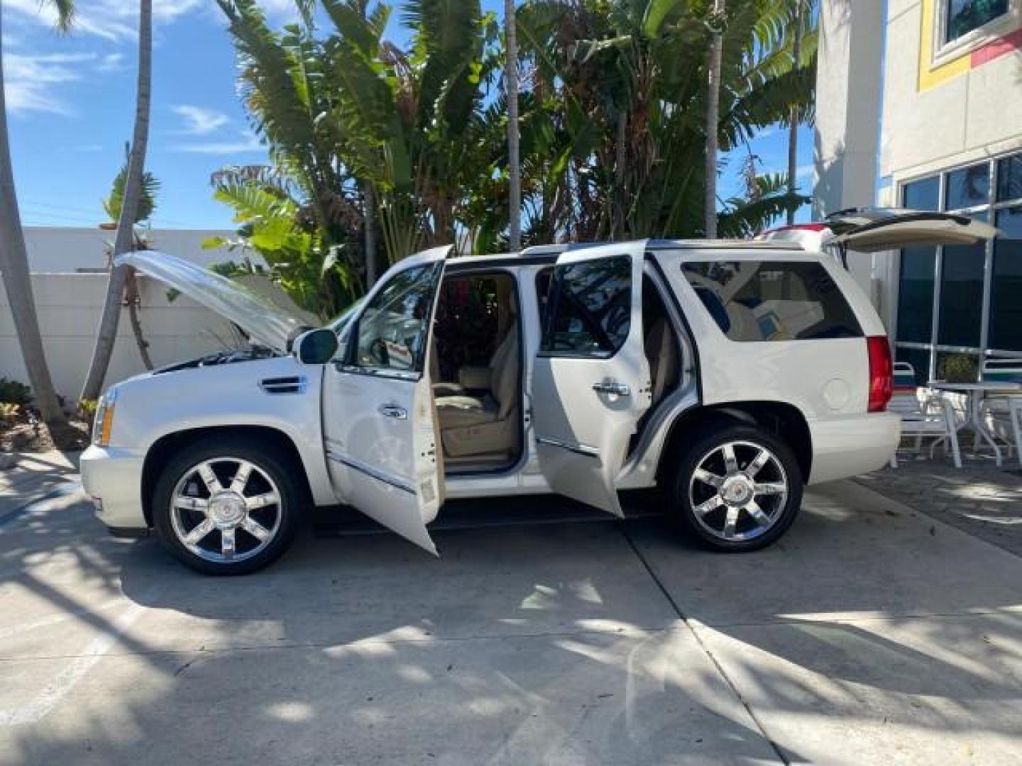 2010 White Diamond Tricoat /Cashmere/Cocoa Cadillac Escalade Premium AWD LOW MILES 63,265 FL (1GYUKCEF6AR) with an 6.2L Vortec 1000 V8 SFI E85 Engine engine, Automatic transmission, located at 4701 North Dixie Hwy, Pompano Beach, FL, 33064, (954) 422-2889, 26.240938, -80.123474 - OUR WEBPAGE FLORIDACARS1.COM HAS OVER 100 PHOTOS AND FREE CARFAX LINK 2010 CADILLAC ESCALADE PREMIUM $ 76,540 new ! VIN: 1GYUKCEF6AR287507 1 G Y U K C E F 6 A R 2 8 7 5 0 7 4 DOOR WAGON/SPORT UTILITY 6.2L V8 F OHV 16V FLEX FUEL ALL WHEEL DRIVE Top Features 20 Inch Plus Wheels Power Hatch/Deck Lid A/ - Photo#9