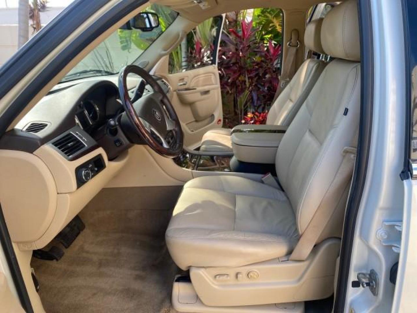 2010 White Diamond Tricoat /Cashmere/Cocoa Cadillac Escalade Premium AWD LOW MILES 63,265 FL (1GYUKCEF6AR) with an 6.2L Vortec 1000 V8 SFI E85 Engine engine, Automatic transmission, located at 4701 North Dixie Hwy, Pompano Beach, FL, 33064, (954) 422-2889, 26.240938, -80.123474 - OUR WEBPAGE FLORIDACARS1.COM HAS OVER 100 PHOTOS AND FREE CARFAX LINK 2010 CADILLAC ESCALADE PREMIUM $ 76,540 new ! VIN: 1GYUKCEF6AR287507 1 G Y U K C E F 6 A R 2 8 7 5 0 7 4 DOOR WAGON/SPORT UTILITY 6.2L V8 F OHV 16V FLEX FUEL ALL WHEEL DRIVE Top Features 20 Inch Plus Wheels Power Hatch/Deck Lid A/ - Photo#10