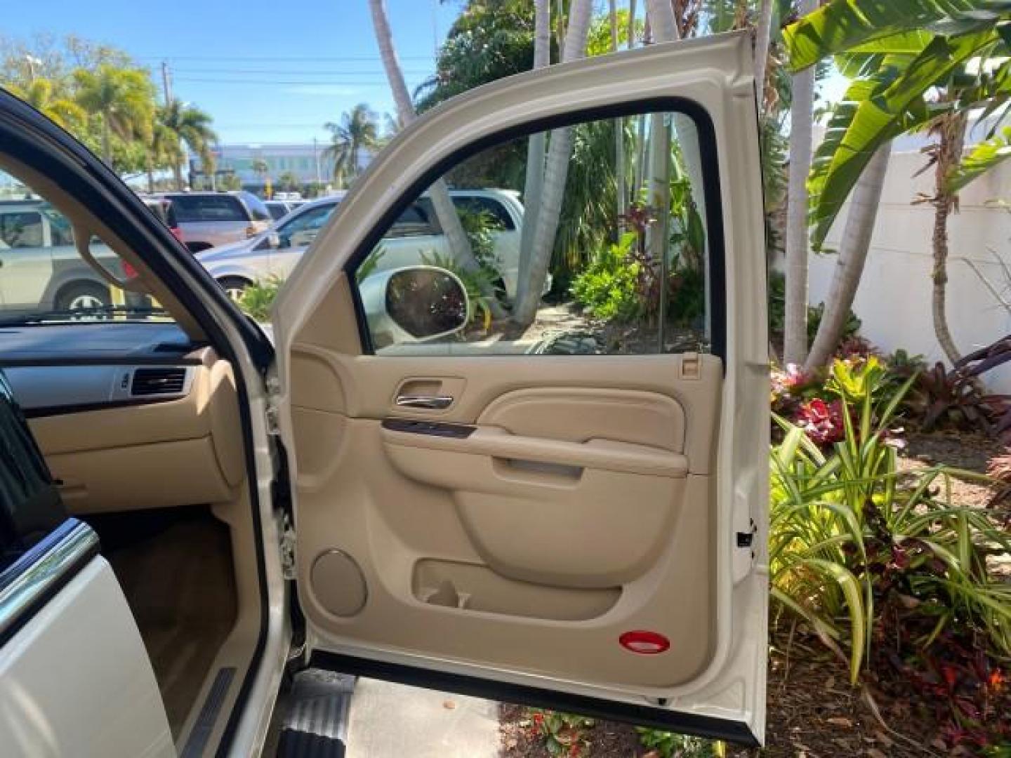 2010 White Diamond Tricoat /Cashmere/Cocoa Cadillac Escalade Premium AWD LOW MILES 63,265 FL (1GYUKCEF6AR) with an 6.2L Vortec 1000 V8 SFI E85 Engine engine, Automatic transmission, located at 4701 North Dixie Hwy, Pompano Beach, FL, 33064, (954) 422-2889, 26.240938, -80.123474 - OUR WEBPAGE FLORIDACARS1.COM HAS OVER 100 PHOTOS AND FREE CARFAX LINK 2010 CADILLAC ESCALADE PREMIUM $ 76,540 new ! VIN: 1GYUKCEF6AR287507 1 G Y U K C E F 6 A R 2 8 7 5 0 7 4 DOOR WAGON/SPORT UTILITY 6.2L V8 F OHV 16V FLEX FUEL ALL WHEEL DRIVE Top Features 20 Inch Plus Wheels Power Hatch/Deck Lid A/ - Photo#11