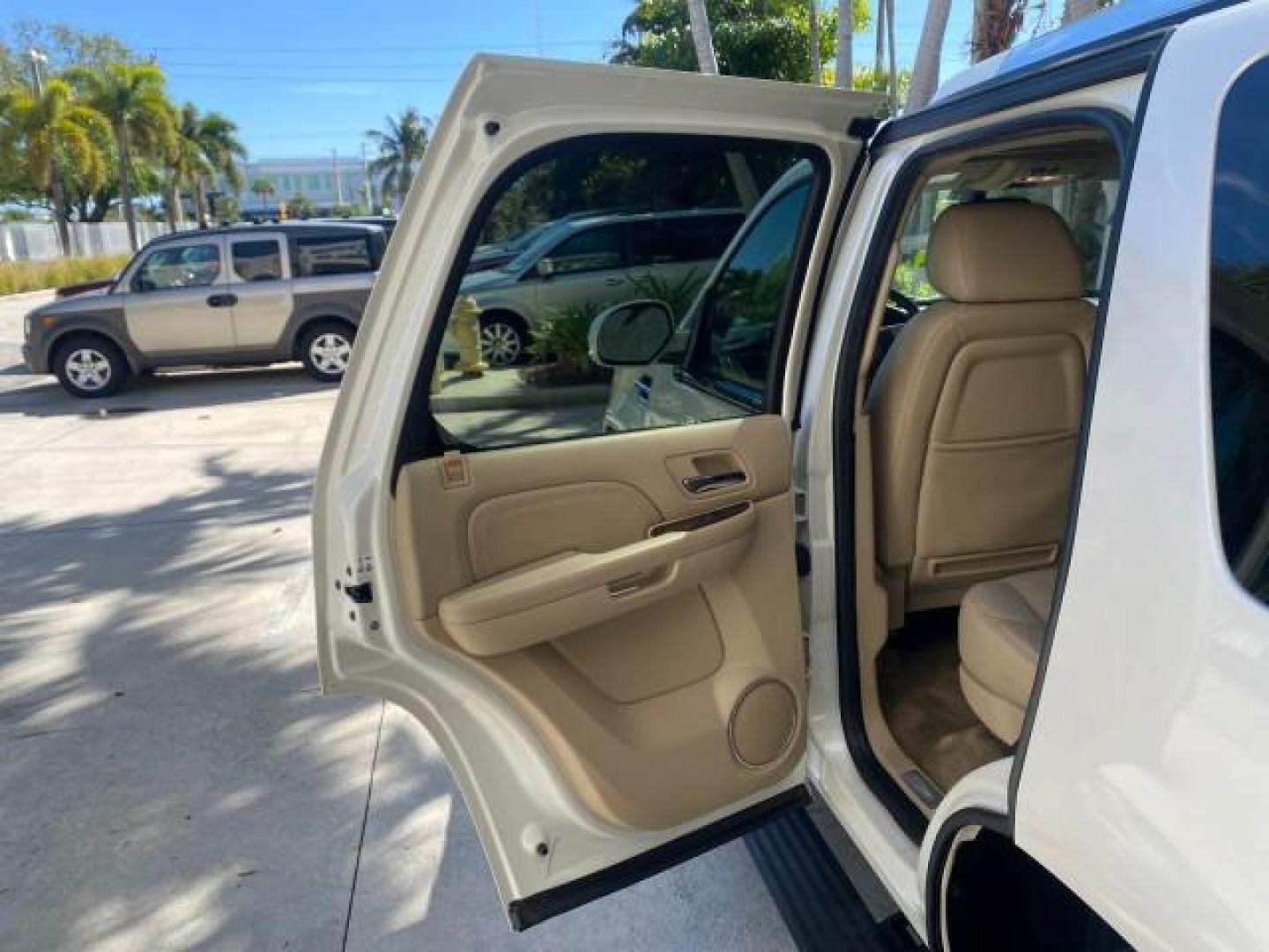 2010 White Diamond Tricoat /Cashmere/Cocoa Cadillac Escalade Premium AWD LOW MILES 63,265 FL (1GYUKCEF6AR) with an 6.2L Vortec 1000 V8 SFI E85 Engine engine, Automatic transmission, located at 4701 North Dixie Hwy, Pompano Beach, FL, 33064, (954) 422-2889, 26.240938, -80.123474 - OUR WEBPAGE FLORIDACARS1.COM HAS OVER 100 PHOTOS AND FREE CARFAX LINK 2010 CADILLAC ESCALADE PREMIUM $ 76,540 new ! VIN: 1GYUKCEF6AR287507 1 G Y U K C E F 6 A R 2 8 7 5 0 7 4 DOOR WAGON/SPORT UTILITY 6.2L V8 F OHV 16V FLEX FUEL ALL WHEEL DRIVE Top Features 20 Inch Plus Wheels Power Hatch/Deck Lid A/ - Photo#13