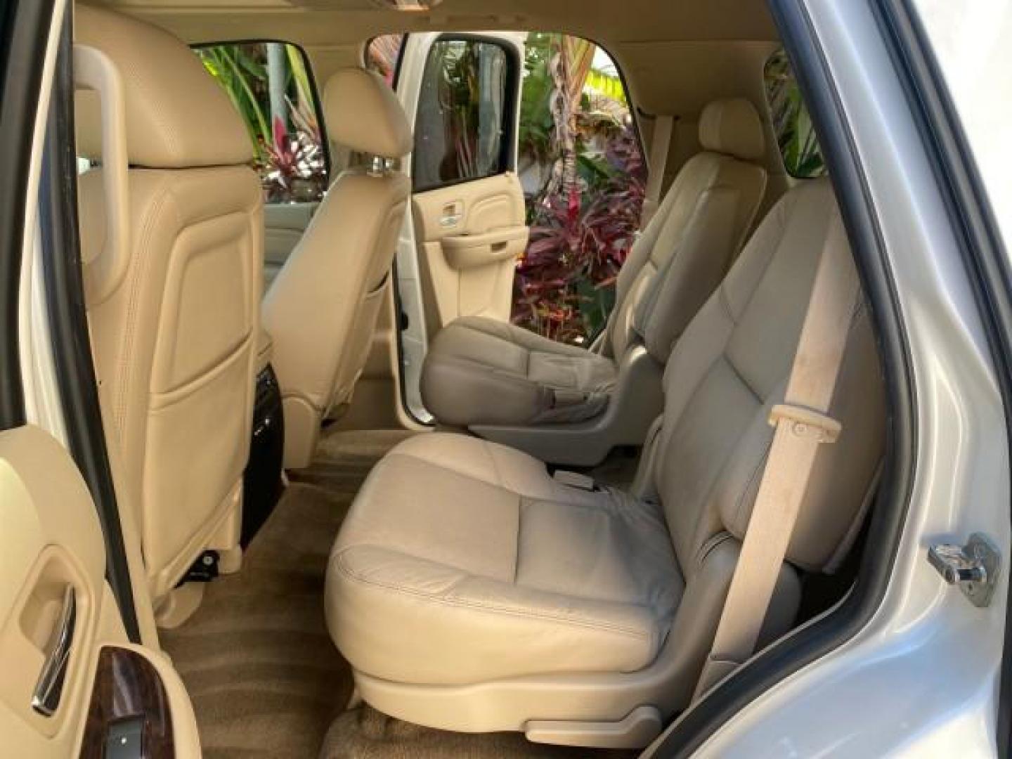 2010 White Diamond Tricoat /Cashmere/Cocoa Cadillac Escalade Premium AWD LOW MILES 63,265 FL (1GYUKCEF6AR) with an 6.2L Vortec 1000 V8 SFI E85 Engine engine, Automatic transmission, located at 4701 North Dixie Hwy, Pompano Beach, FL, 33064, (954) 422-2889, 26.240938, -80.123474 - OUR WEBPAGE FLORIDACARS1.COM HAS OVER 100 PHOTOS AND FREE CARFAX LINK 2010 CADILLAC ESCALADE PREMIUM $ 76,540 new ! VIN: 1GYUKCEF6AR287507 1 G Y U K C E F 6 A R 2 8 7 5 0 7 4 DOOR WAGON/SPORT UTILITY 6.2L V8 F OHV 16V FLEX FUEL ALL WHEEL DRIVE Top Features 20 Inch Plus Wheels Power Hatch/Deck Lid A/ - Photo#14