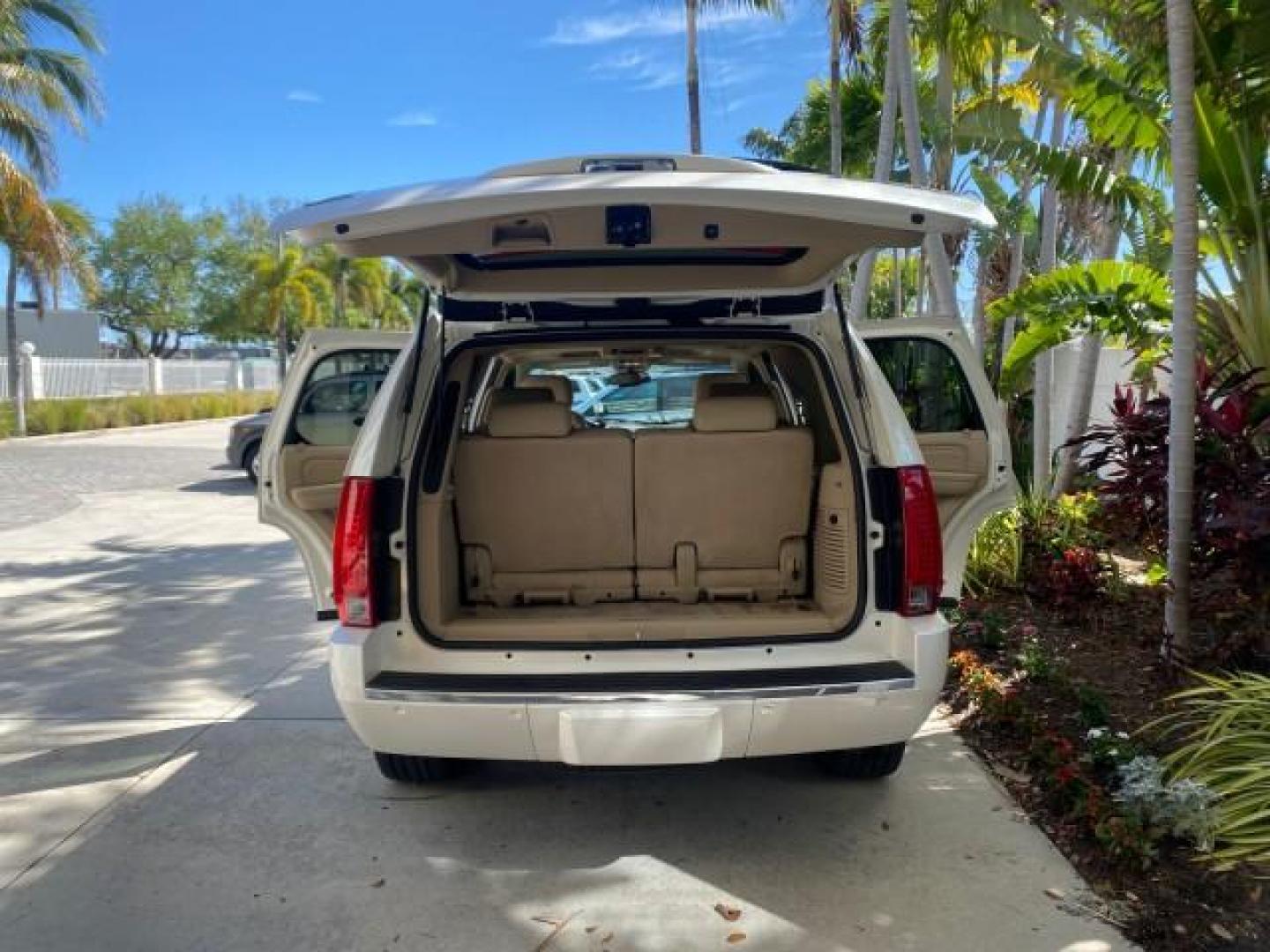 2010 White Diamond Tricoat /Cashmere/Cocoa Cadillac Escalade Premium AWD LOW MILES 63,265 FL (1GYUKCEF6AR) with an 6.2L Vortec 1000 V8 SFI E85 Engine engine, Automatic transmission, located at 4701 North Dixie Hwy, Pompano Beach, FL, 33064, (954) 422-2889, 26.240938, -80.123474 - OUR WEBPAGE FLORIDACARS1.COM HAS OVER 100 PHOTOS AND FREE CARFAX LINK 2010 CADILLAC ESCALADE PREMIUM $ 76,540 new ! VIN: 1GYUKCEF6AR287507 1 G Y U K C E F 6 A R 2 8 7 5 0 7 4 DOOR WAGON/SPORT UTILITY 6.2L V8 F OHV 16V FLEX FUEL ALL WHEEL DRIVE Top Features 20 Inch Plus Wheels Power Hatch/Deck Lid A/ - Photo#15