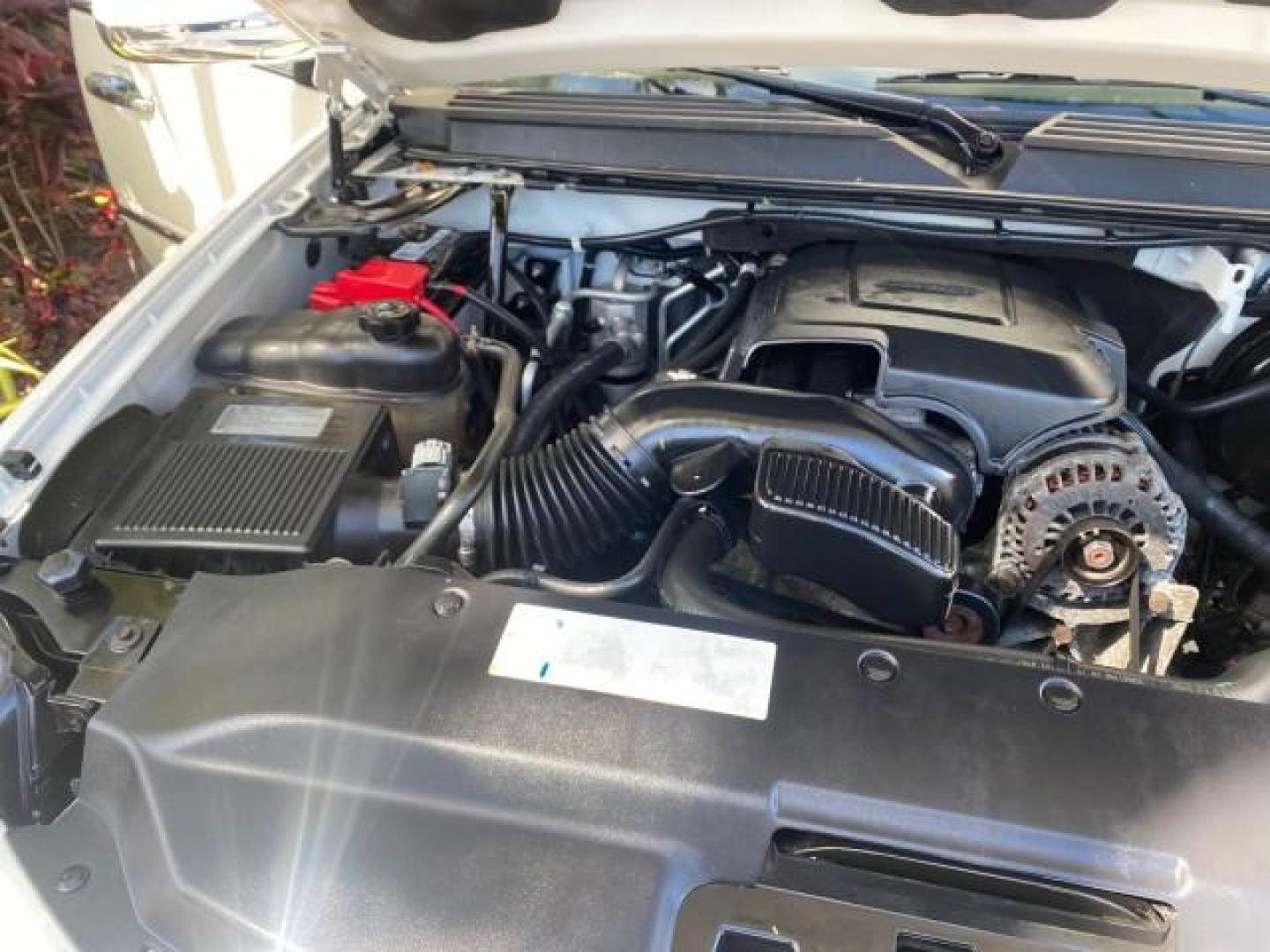2010 White Diamond Tricoat /Cashmere/Cocoa Cadillac Escalade Premium AWD LOW MILES 63,265 FL (1GYUKCEF6AR) with an 6.2L Vortec 1000 V8 SFI E85 Engine engine, Automatic transmission, located at 4701 North Dixie Hwy, Pompano Beach, FL, 33064, (954) 422-2889, 26.240938, -80.123474 - OUR WEBPAGE FLORIDACARS1.COM HAS OVER 100 PHOTOS AND FREE CARFAX LINK 2010 CADILLAC ESCALADE PREMIUM $ 76,540 new ! VIN: 1GYUKCEF6AR287507 1 G Y U K C E F 6 A R 2 8 7 5 0 7 4 DOOR WAGON/SPORT UTILITY 6.2L V8 F OHV 16V FLEX FUEL ALL WHEEL DRIVE Top Features 20 Inch Plus Wheels Power Hatch/Deck Lid A/ - Photo#25