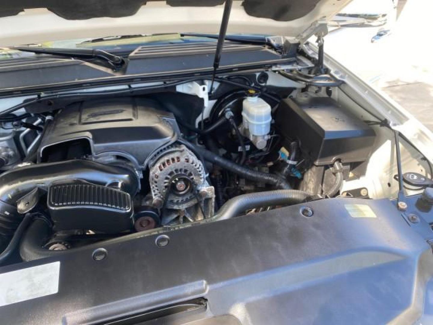2010 White Diamond Tricoat /Cashmere/Cocoa Cadillac Escalade Premium AWD LOW MILES 63,265 FL (1GYUKCEF6AR) with an 6.2L Vortec 1000 V8 SFI E85 Engine engine, Automatic transmission, located at 4701 North Dixie Hwy, Pompano Beach, FL, 33064, (954) 422-2889, 26.240938, -80.123474 - OUR WEBPAGE FLORIDACARS1.COM HAS OVER 100 PHOTOS AND FREE CARFAX LINK 2010 CADILLAC ESCALADE PREMIUM $ 76,540 new ! VIN: 1GYUKCEF6AR287507 1 G Y U K C E F 6 A R 2 8 7 5 0 7 4 DOOR WAGON/SPORT UTILITY 6.2L V8 F OHV 16V FLEX FUEL ALL WHEEL DRIVE Top Features 20 Inch Plus Wheels Power Hatch/Deck Lid A/ - Photo#26