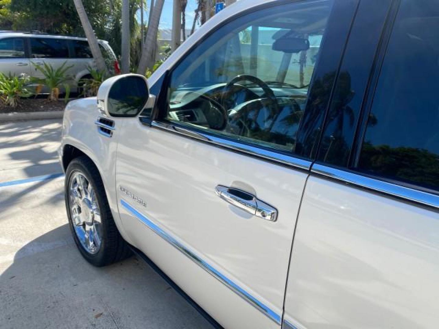 2010 White Diamond Tricoat /Cashmere/Cocoa Cadillac Escalade Premium AWD LOW MILES 63,265 FL (1GYUKCEF6AR) with an 6.2L Vortec 1000 V8 SFI E85 Engine engine, Automatic transmission, located at 4701 North Dixie Hwy, Pompano Beach, FL, 33064, (954) 422-2889, 26.240938, -80.123474 - OUR WEBPAGE FLORIDACARS1.COM HAS OVER 100 PHOTOS AND FREE CARFAX LINK 2010 CADILLAC ESCALADE PREMIUM $ 76,540 new ! VIN: 1GYUKCEF6AR287507 1 G Y U K C E F 6 A R 2 8 7 5 0 7 4 DOOR WAGON/SPORT UTILITY 6.2L V8 F OHV 16V FLEX FUEL ALL WHEEL DRIVE Top Features 20 Inch Plus Wheels Power Hatch/Deck Lid A/ - Photo#27