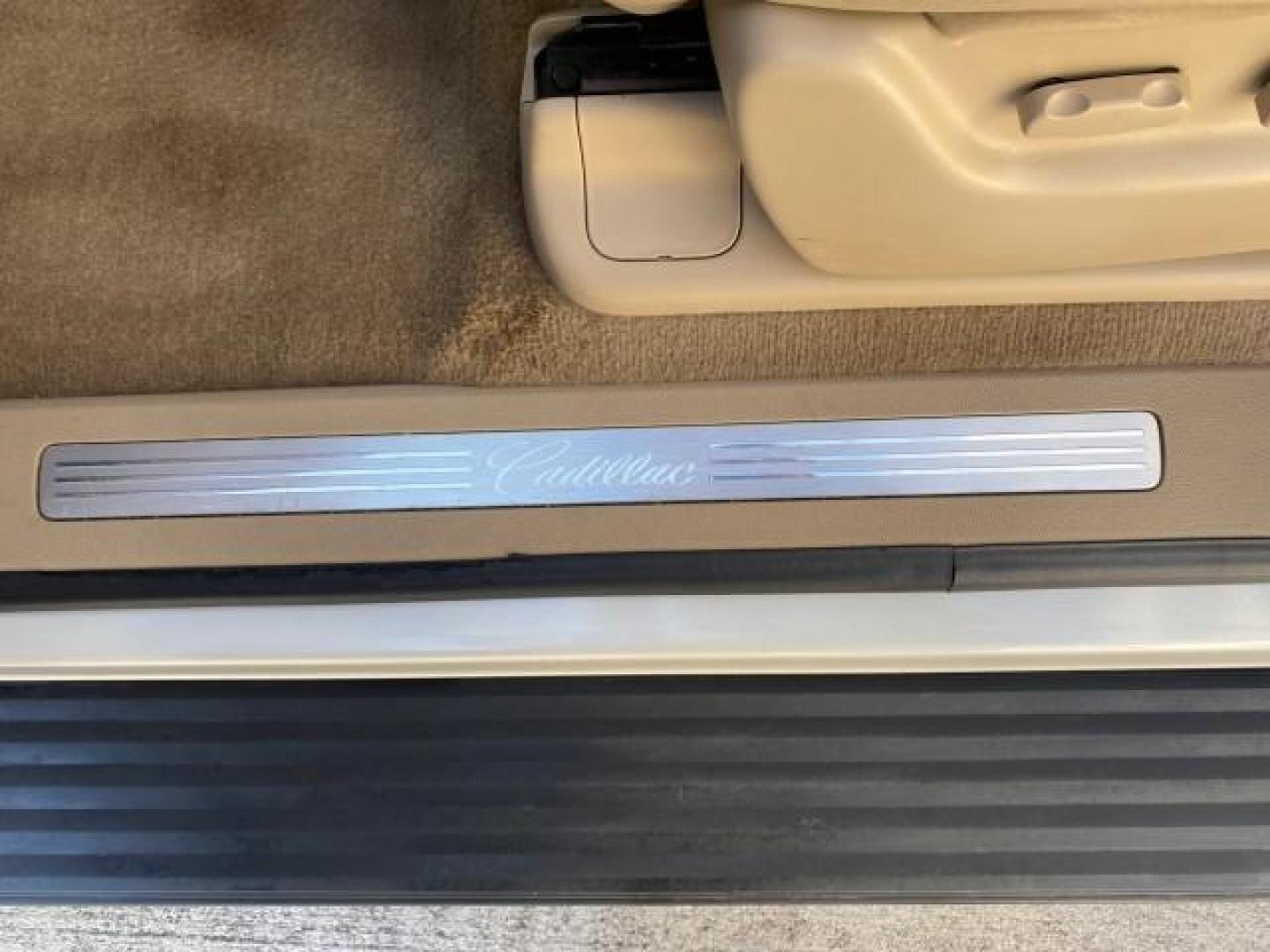 2010 White Diamond Tricoat /Cashmere/Cocoa Cadillac Escalade Premium AWD LOW MILES 63,265 FL (1GYUKCEF6AR) with an 6.2L Vortec 1000 V8 SFI E85 Engine engine, Automatic transmission, located at 4701 North Dixie Hwy, Pompano Beach, FL, 33064, (954) 422-2889, 26.240938, -80.123474 - OUR WEBPAGE FLORIDACARS1.COM HAS OVER 100 PHOTOS AND FREE CARFAX LINK 2010 CADILLAC ESCALADE PREMIUM $ 76,540 new ! VIN: 1GYUKCEF6AR287507 1 G Y U K C E F 6 A R 2 8 7 5 0 7 4 DOOR WAGON/SPORT UTILITY 6.2L V8 F OHV 16V FLEX FUEL ALL WHEEL DRIVE Top Features 20 Inch Plus Wheels Power Hatch/Deck Lid A/ - Photo#31
