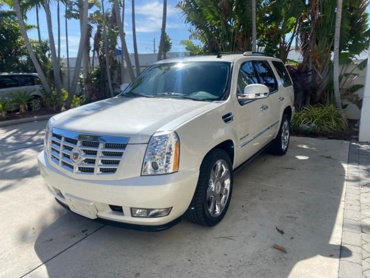 2010 White Diamond Tricoat /Cashmere/Cocoa Cadillac Escalade Premium AWD LOW MILES 63,265 FL (1GYUKCEF6AR) with an 6.2L Vortec 1000 V8 SFI E85 Engine engine, Automatic transmission, located at 4701 North Dixie Hwy, Pompano Beach, FL, 33064, (954) 422-2889, 26.240938, -80.123474 - OUR WEBPAGE FLORIDACARS1.COM HAS OVER 100 PHOTOS AND FREE CARFAX LINK 2010 CADILLAC ESCALADE PREMIUM $ 76,540 new ! VIN: 1GYUKCEF6AR287507 1 G Y U K C E F 6 A R 2 8 7 5 0 7 4 DOOR WAGON/SPORT UTILITY 6.2L V8 F OHV 16V FLEX FUEL ALL WHEEL DRIVE Top Features 20 Inch Plus Wheels Power Hatch/Deck Lid A/ - Photo#3