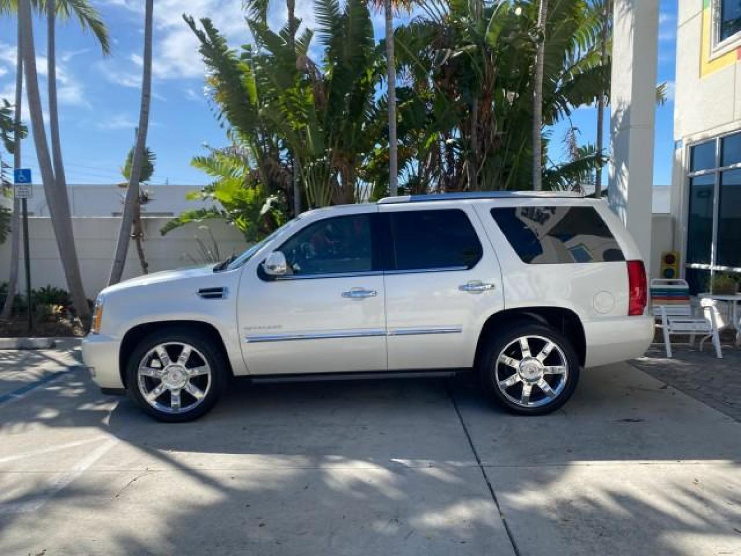 2010 White Diamond Tricoat /Cashmere/Cocoa Cadillac Escalade Premium AWD LOW MILES 63,265 FL (1GYUKCEF6AR) with an 6.2L Vortec 1000 V8 SFI E85 Engine engine, Automatic transmission, located at 4701 North Dixie Hwy, Pompano Beach, FL, 33064, (954) 422-2889, 26.240938, -80.123474 - OUR WEBPAGE FLORIDACARS1.COM HAS OVER 100 PHOTOS AND FREE CARFAX LINK 2010 CADILLAC ESCALADE PREMIUM $ 76,540 new ! VIN: 1GYUKCEF6AR287507 1 G Y U K C E F 6 A R 2 8 7 5 0 7 4 DOOR WAGON/SPORT UTILITY 6.2L V8 F OHV 16V FLEX FUEL ALL WHEEL DRIVE Top Features 20 Inch Plus Wheels Power Hatch/Deck Lid A/ - Photo#4