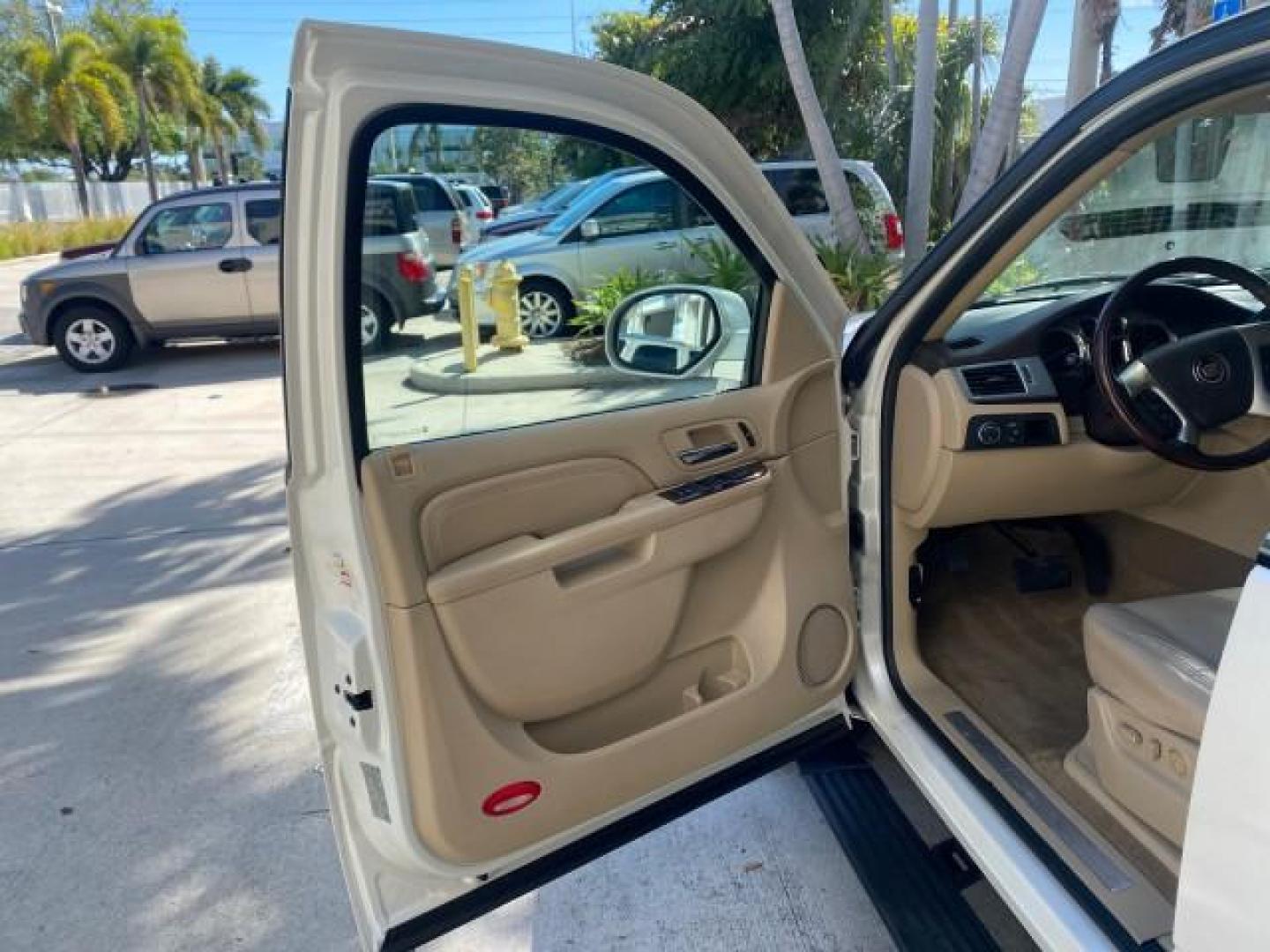 2010 White Diamond Tricoat /Cashmere/Cocoa Cadillac Escalade Premium AWD LOW MILES 63,265 FL (1GYUKCEF6AR) with an 6.2L Vortec 1000 V8 SFI E85 Engine engine, Automatic transmission, located at 4701 North Dixie Hwy, Pompano Beach, FL, 33064, (954) 422-2889, 26.240938, -80.123474 - OUR WEBPAGE FLORIDACARS1.COM HAS OVER 100 PHOTOS AND FREE CARFAX LINK 2010 CADILLAC ESCALADE PREMIUM $ 76,540 new ! VIN: 1GYUKCEF6AR287507 1 G Y U K C E F 6 A R 2 8 7 5 0 7 4 DOOR WAGON/SPORT UTILITY 6.2L V8 F OHV 16V FLEX FUEL ALL WHEEL DRIVE Top Features 20 Inch Plus Wheels Power Hatch/Deck Lid A/ - Photo#5