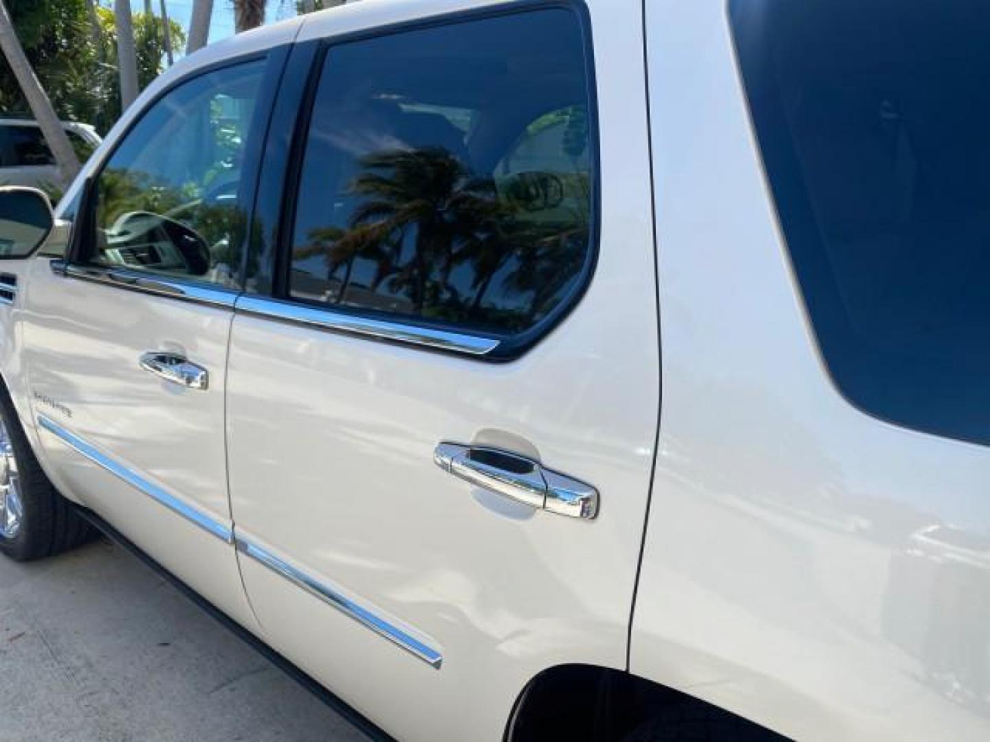 2010 White Diamond Tricoat /Cashmere/Cocoa Cadillac Escalade Premium AWD LOW MILES 63,265 FL (1GYUKCEF6AR) with an 6.2L Vortec 1000 V8 SFI E85 Engine engine, Automatic transmission, located at 4701 North Dixie Hwy, Pompano Beach, FL, 33064, (954) 422-2889, 26.240938, -80.123474 - OUR WEBPAGE FLORIDACARS1.COM HAS OVER 100 PHOTOS AND FREE CARFAX LINK 2010 CADILLAC ESCALADE PREMIUM $ 76,540 new ! VIN: 1GYUKCEF6AR287507 1 G Y U K C E F 6 A R 2 8 7 5 0 7 4 DOOR WAGON/SPORT UTILITY 6.2L V8 F OHV 16V FLEX FUEL ALL WHEEL DRIVE Top Features 20 Inch Plus Wheels Power Hatch/Deck Lid A/ - Photo#59