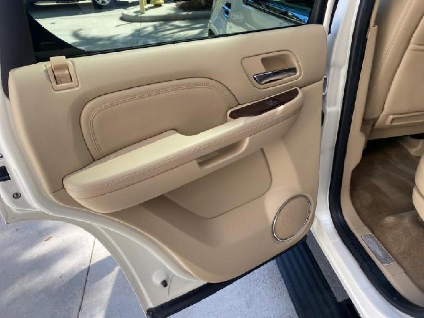 2010 White Diamond Tricoat /Cashmere/Cocoa Cadillac Escalade Premium AWD LOW MILES 63,265 FL (1GYUKCEF6AR) with an 6.2L Vortec 1000 V8 SFI E85 Engine engine, Automatic transmission, located at 4701 North Dixie Hwy, Pompano Beach, FL, 33064, (954) 422-2889, 26.240938, -80.123474 - OUR WEBPAGE FLORIDACARS1.COM HAS OVER 100 PHOTOS AND FREE CARFAX LINK 2010 CADILLAC ESCALADE PREMIUM $ 76,540 new ! VIN: 1GYUKCEF6AR287507 1 G Y U K C E F 6 A R 2 8 7 5 0 7 4 DOOR WAGON/SPORT UTILITY 6.2L V8 F OHV 16V FLEX FUEL ALL WHEEL DRIVE Top Features 20 Inch Plus Wheels Power Hatch/Deck Lid A/ - Photo#61