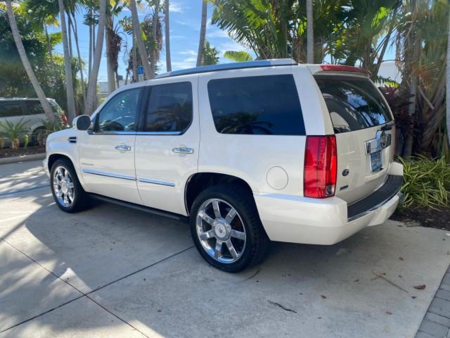 2010 White Diamond Tricoat /Cashmere/Cocoa Cadillac Escalade Premium AWD LOW MILES 63,265 FL (1GYUKCEF6AR) with an 6.2L Vortec 1000 V8 SFI E85 Engine engine, Automatic transmission, located at 4701 North Dixie Hwy, Pompano Beach, FL, 33064, (954) 422-2889, 26.240938, -80.123474 - OUR WEBPAGE FLORIDACARS1.COM HAS OVER 100 PHOTOS AND FREE CARFAX LINK 2010 CADILLAC ESCALADE PREMIUM $ 76,540 new ! VIN: 1GYUKCEF6AR287507 1 G Y U K C E F 6 A R 2 8 7 5 0 7 4 DOOR WAGON/SPORT UTILITY 6.2L V8 F OHV 16V FLEX FUEL ALL WHEEL DRIVE Top Features 20 Inch Plus Wheels Power Hatch/Deck Lid A/ - Photo#6