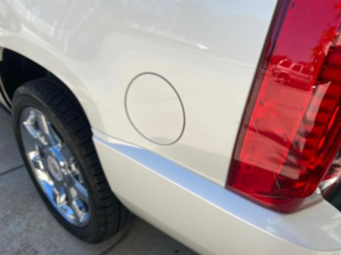 2010 White Diamond Tricoat /Cashmere/Cocoa Cadillac Escalade Premium AWD LOW MILES 63,265 FL (1GYUKCEF6AR) with an 6.2L Vortec 1000 V8 SFI E85 Engine engine, Automatic transmission, located at 4701 North Dixie Hwy, Pompano Beach, FL, 33064, (954) 422-2889, 26.240938, -80.123474 - OUR WEBPAGE FLORIDACARS1.COM HAS OVER 100 PHOTOS AND FREE CARFAX LINK 2010 CADILLAC ESCALADE PREMIUM $ 76,540 new ! VIN: 1GYUKCEF6AR287507 1 G Y U K C E F 6 A R 2 8 7 5 0 7 4 DOOR WAGON/SPORT UTILITY 6.2L V8 F OHV 16V FLEX FUEL ALL WHEEL DRIVE Top Features 20 Inch Plus Wheels Power Hatch/Deck Lid A/ - Photo#74