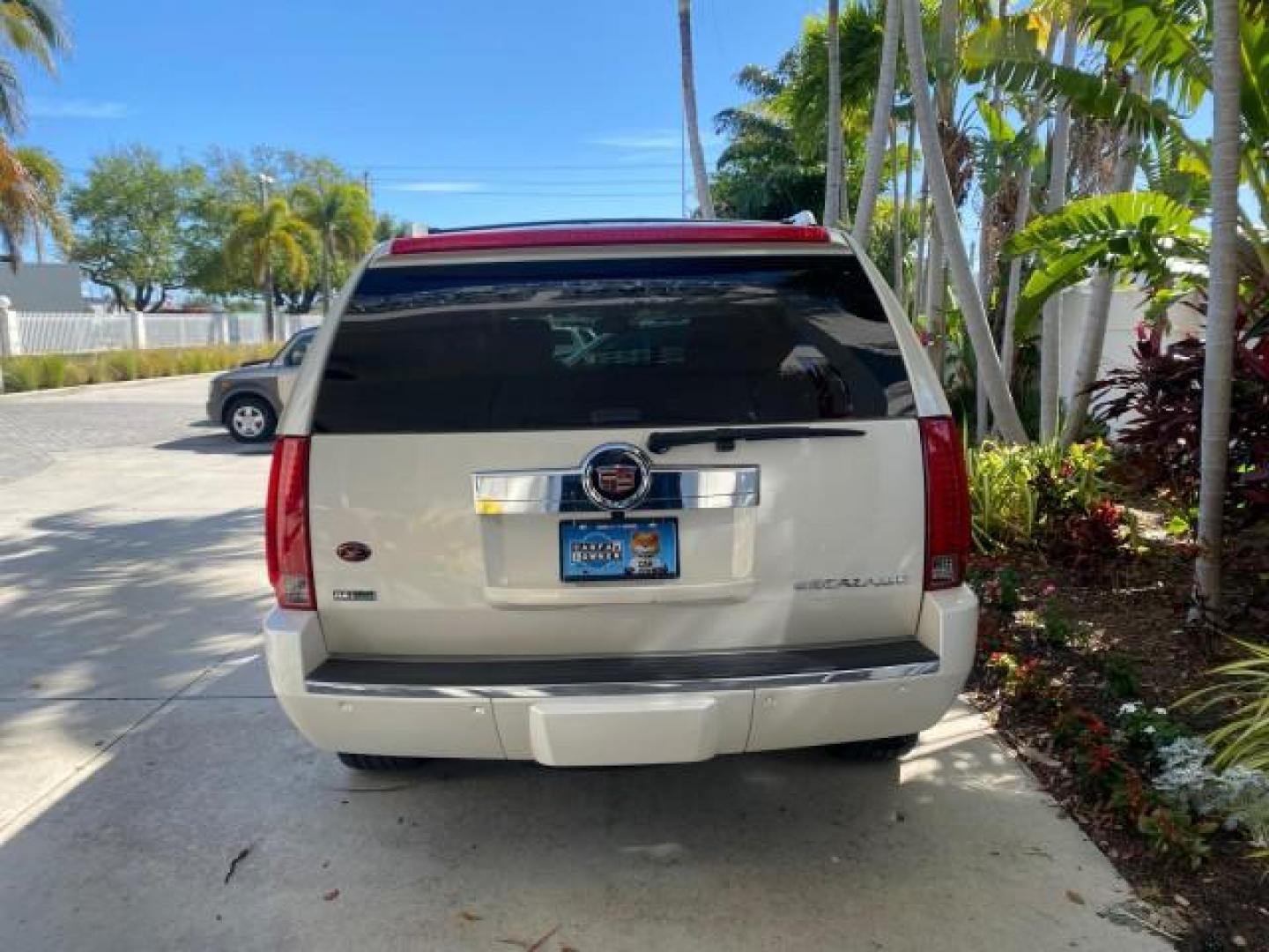 2010 White Diamond Tricoat /Cashmere/Cocoa Cadillac Escalade Premium AWD LOW MILES 63,265 FL (1GYUKCEF6AR) with an 6.2L Vortec 1000 V8 SFI E85 Engine engine, Automatic transmission, located at 4701 North Dixie Hwy, Pompano Beach, FL, 33064, (954) 422-2889, 26.240938, -80.123474 - OUR WEBPAGE FLORIDACARS1.COM HAS OVER 100 PHOTOS AND FREE CARFAX LINK 2010 CADILLAC ESCALADE PREMIUM $ 76,540 new ! VIN: 1GYUKCEF6AR287507 1 G Y U K C E F 6 A R 2 8 7 5 0 7 4 DOOR WAGON/SPORT UTILITY 6.2L V8 F OHV 16V FLEX FUEL ALL WHEEL DRIVE Top Features 20 Inch Plus Wheels Power Hatch/Deck Lid A/ - Photo#7