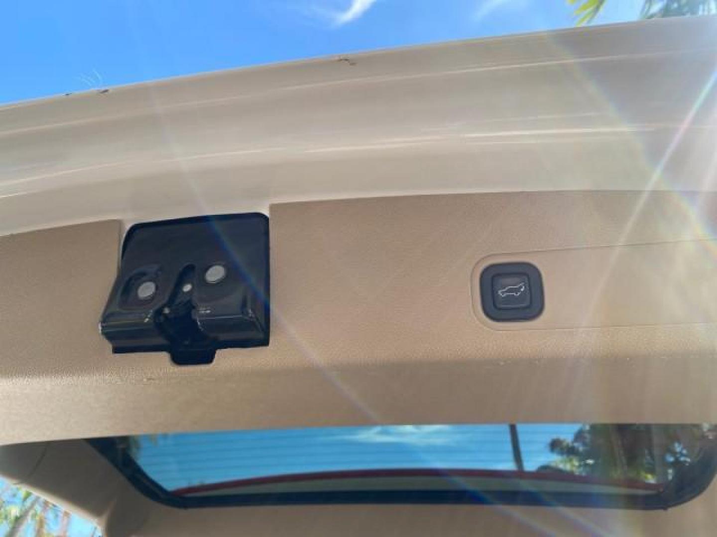 2010 White Diamond Tricoat /Cashmere/Cocoa Cadillac Escalade Premium AWD LOW MILES 63,265 FL (1GYUKCEF6AR) with an 6.2L Vortec 1000 V8 SFI E85 Engine engine, Automatic transmission, located at 4701 North Dixie Hwy, Pompano Beach, FL, 33064, (954) 422-2889, 26.240938, -80.123474 - OUR WEBPAGE FLORIDACARS1.COM HAS OVER 100 PHOTOS AND FREE CARFAX LINK 2010 CADILLAC ESCALADE PREMIUM $ 76,540 new ! VIN: 1GYUKCEF6AR287507 1 G Y U K C E F 6 A R 2 8 7 5 0 7 4 DOOR WAGON/SPORT UTILITY 6.2L V8 F OHV 16V FLEX FUEL ALL WHEEL DRIVE Top Features 20 Inch Plus Wheels Power Hatch/Deck Lid A/ - Photo#80