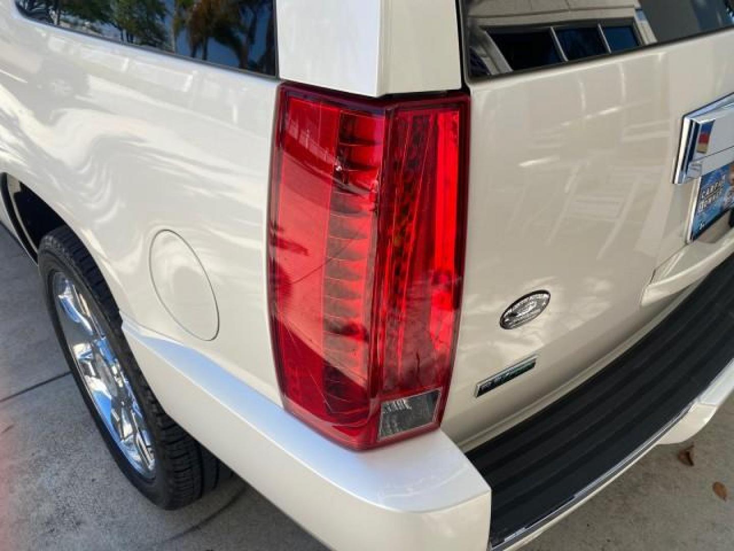 2010 White Diamond Tricoat /Cashmere/Cocoa Cadillac Escalade Premium AWD LOW MILES 63,265 FL (1GYUKCEF6AR) with an 6.2L Vortec 1000 V8 SFI E85 Engine engine, Automatic transmission, located at 4701 North Dixie Hwy, Pompano Beach, FL, 33064, (954) 422-2889, 26.240938, -80.123474 - OUR WEBPAGE FLORIDACARS1.COM HAS OVER 100 PHOTOS AND FREE CARFAX LINK 2010 CADILLAC ESCALADE PREMIUM $ 76,540 new ! VIN: 1GYUKCEF6AR287507 1 G Y U K C E F 6 A R 2 8 7 5 0 7 4 DOOR WAGON/SPORT UTILITY 6.2L V8 F OHV 16V FLEX FUEL ALL WHEEL DRIVE Top Features 20 Inch Plus Wheels Power Hatch/Deck Lid A/ - Photo#81