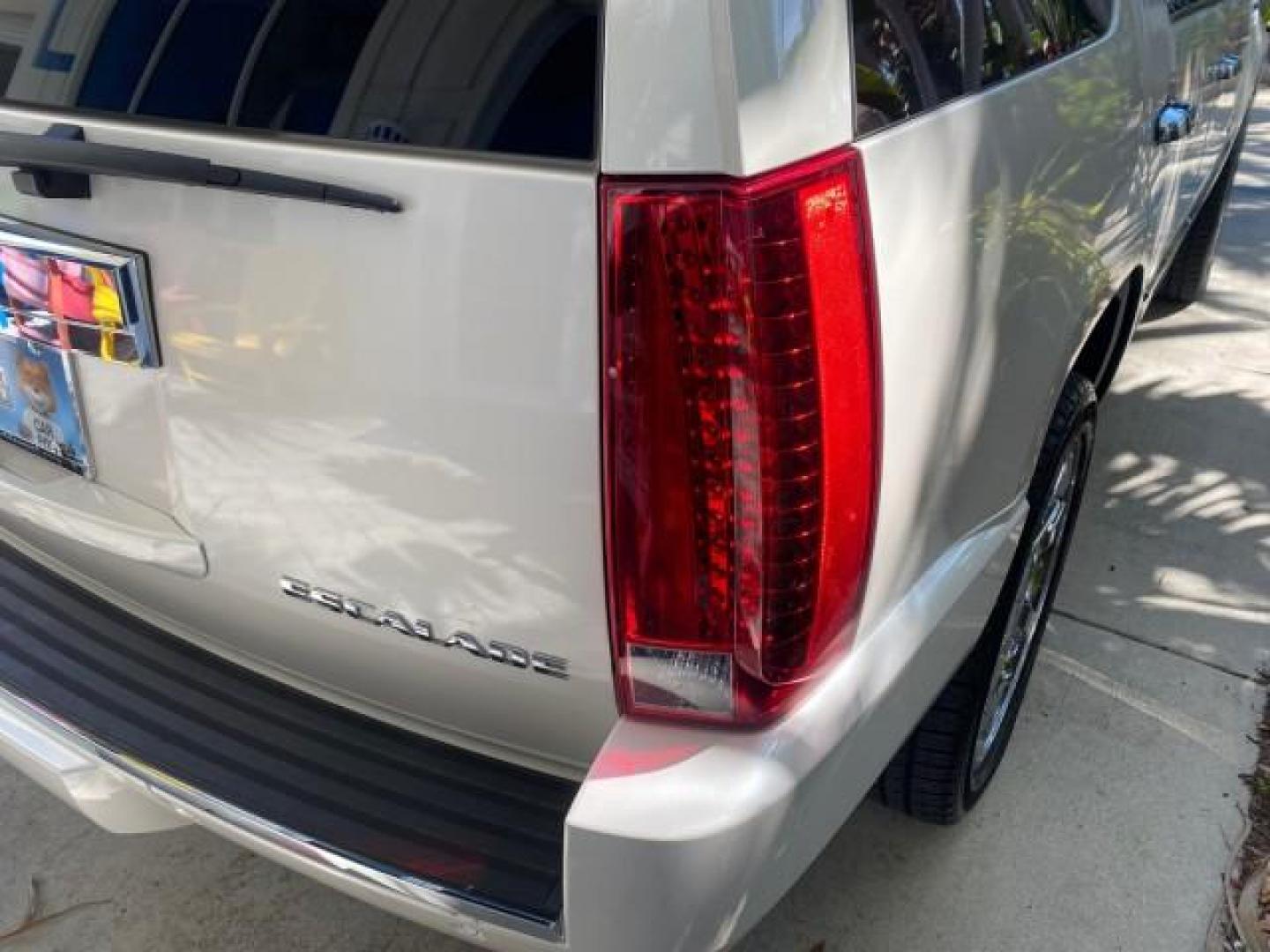 2010 White Diamond Tricoat /Cashmere/Cocoa Cadillac Escalade Premium AWD LOW MILES 63,265 FL (1GYUKCEF6AR) with an 6.2L Vortec 1000 V8 SFI E85 Engine engine, Automatic transmission, located at 4701 North Dixie Hwy, Pompano Beach, FL, 33064, (954) 422-2889, 26.240938, -80.123474 - OUR WEBPAGE FLORIDACARS1.COM HAS OVER 100 PHOTOS AND FREE CARFAX LINK 2010 CADILLAC ESCALADE PREMIUM $ 76,540 new ! VIN: 1GYUKCEF6AR287507 1 G Y U K C E F 6 A R 2 8 7 5 0 7 4 DOOR WAGON/SPORT UTILITY 6.2L V8 F OHV 16V FLEX FUEL ALL WHEEL DRIVE Top Features 20 Inch Plus Wheels Power Hatch/Deck Lid A/ - Photo#84