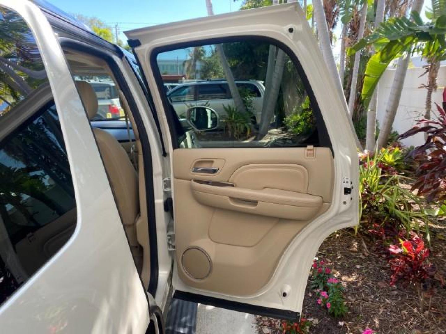 2010 White Diamond Tricoat /Cashmere/Cocoa Cadillac Escalade Premium AWD LOW MILES 63,265 FL (1GYUKCEF6AR) with an 6.2L Vortec 1000 V8 SFI E85 Engine engine, Automatic transmission, located at 4701 North Dixie Hwy, Pompano Beach, FL, 33064, (954) 422-2889, 26.240938, -80.123474 - OUR WEBPAGE FLORIDACARS1.COM HAS OVER 100 PHOTOS AND FREE CARFAX LINK 2010 CADILLAC ESCALADE PREMIUM $ 76,540 new ! VIN: 1GYUKCEF6AR287507 1 G Y U K C E F 6 A R 2 8 7 5 0 7 4 DOOR WAGON/SPORT UTILITY 6.2L V8 F OHV 16V FLEX FUEL ALL WHEEL DRIVE Top Features 20 Inch Plus Wheels Power Hatch/Deck Lid A/ - Photo#90