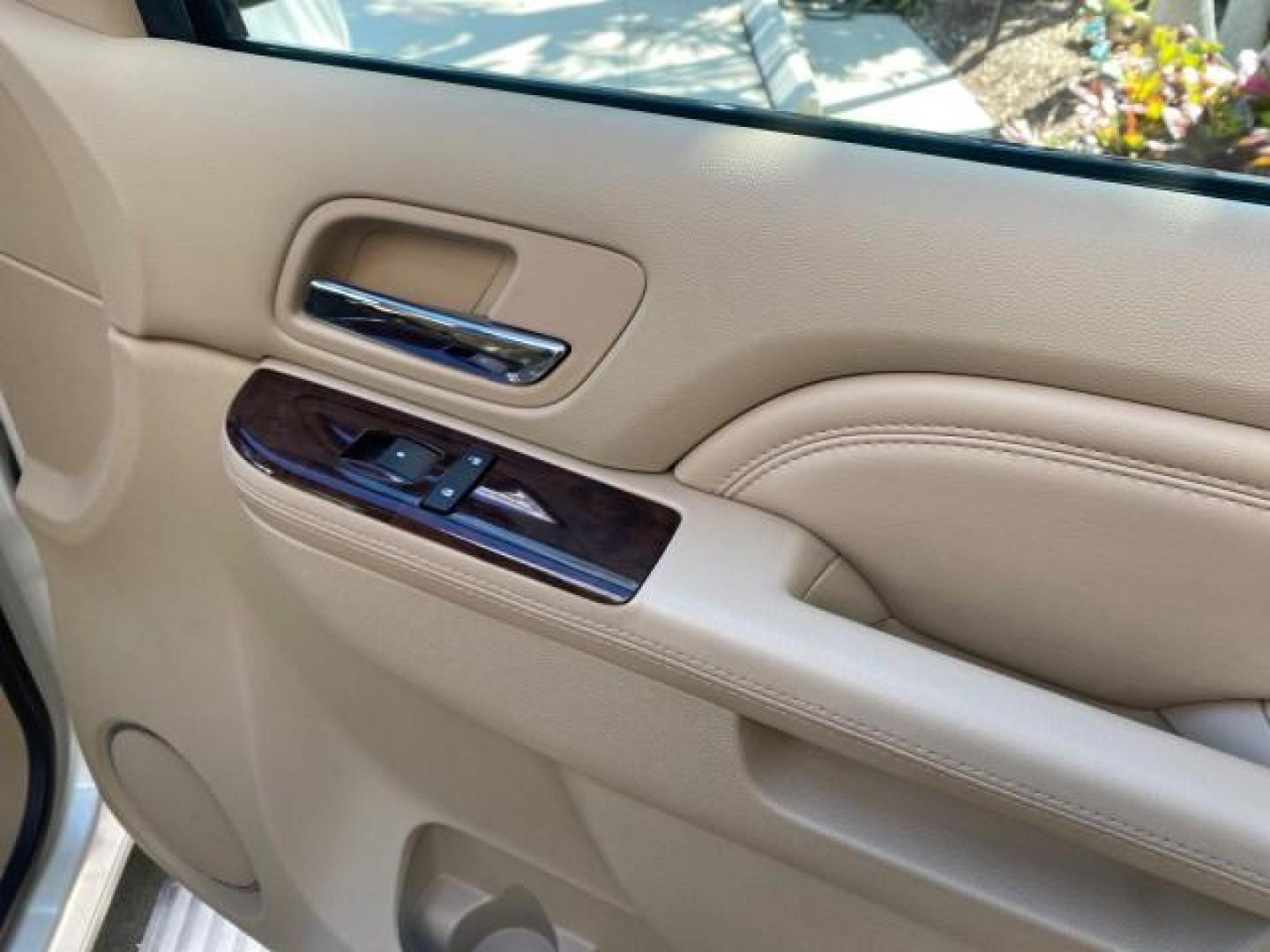2010 White Diamond Tricoat /Cashmere/Cocoa Cadillac Escalade Premium AWD LOW MILES 63,265 FL (1GYUKCEF6AR) with an 6.2L Vortec 1000 V8 SFI E85 Engine engine, Automatic transmission, located at 4701 North Dixie Hwy, Pompano Beach, FL, 33064, (954) 422-2889, 26.240938, -80.123474 - OUR WEBPAGE FLORIDACARS1.COM HAS OVER 100 PHOTOS AND FREE CARFAX LINK 2010 CADILLAC ESCALADE PREMIUM $ 76,540 new ! VIN: 1GYUKCEF6AR287507 1 G Y U K C E F 6 A R 2 8 7 5 0 7 4 DOOR WAGON/SPORT UTILITY 6.2L V8 F OHV 16V FLEX FUEL ALL WHEEL DRIVE Top Features 20 Inch Plus Wheels Power Hatch/Deck Lid A/ - Photo#96