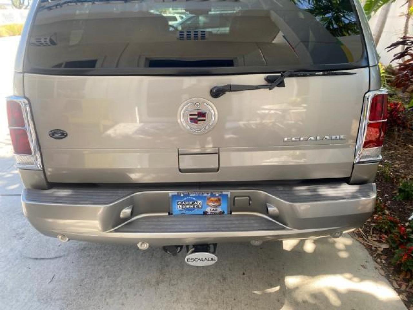 2002 Silver Sand /Shale Cadillac Escalade AWD I OWNER NO ACCIDENTS (1GYEK63N72R) with an 6.0L Vortec 1000 SFI V8 HO Engine engine, Automatic transmission, located at 4701 North Dixie Hwy, Pompano Beach, FL, 33064, (954) 422-2889, 26.240938, -80.123474 - OUR WEBPAGE FLORIDACARS1.COM HAS OVER 100 PHOTOS AND FREE CARFAX LINK 2002 CADILLAC ESCALADE VIN: 1GYEK63N72R215443 1 G Y E K 6 3 N 7 2 R 2 1 5 4 4 3 4 DOOR WAGON/SPORT UTILITY 6.0L V8 F GASOLINE ALL WHEEL DRIVE Top Features Alloy Wheels Running Boards Bed Liner Tow Hitch Cloth Seats Basic Features - Photo#76