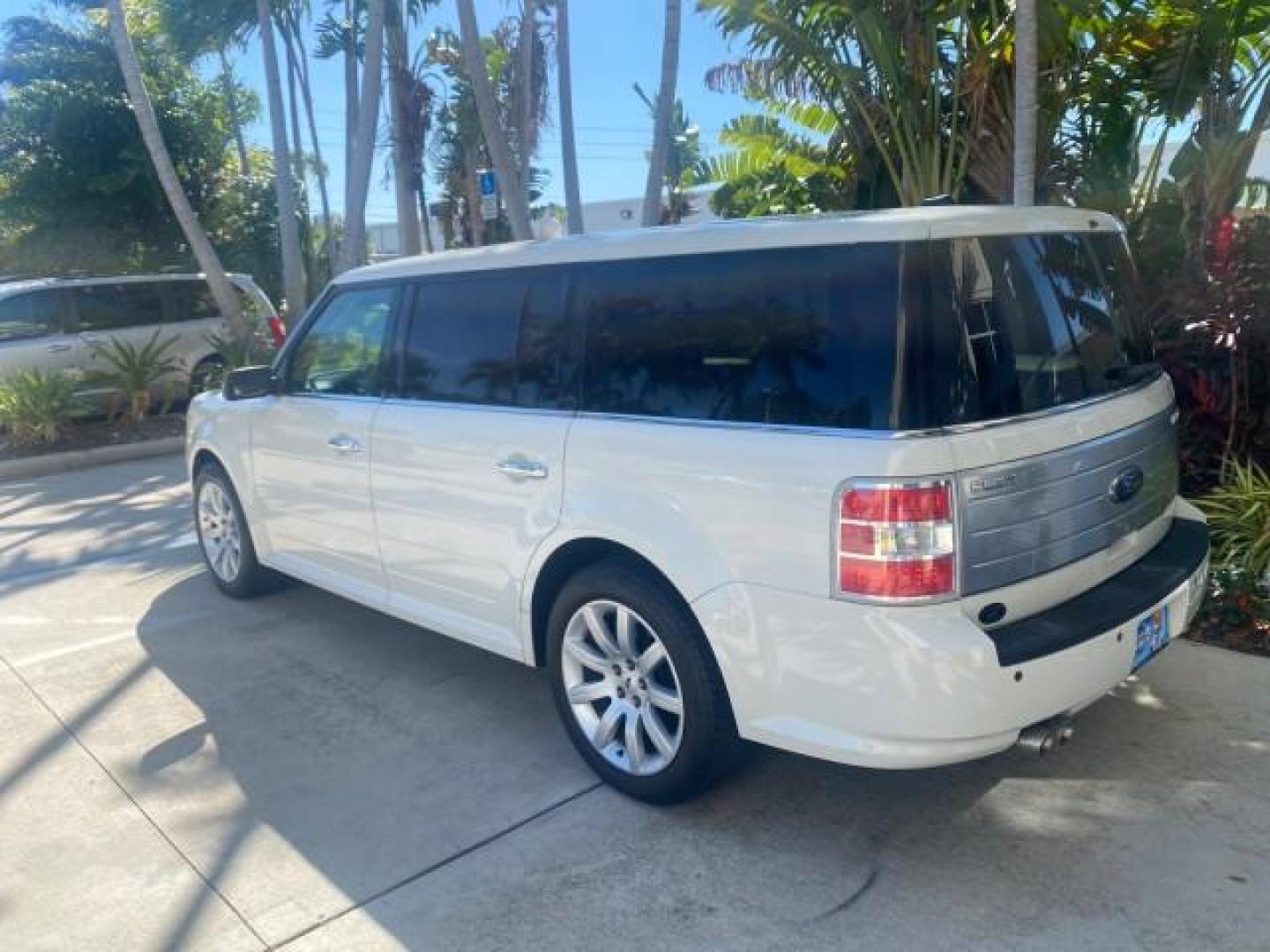 2009 White Suede /Medium Light Stone Ford Flex Limited LEATHER SUNROOF (2FMDK53C99B) with an 3.5L V6 Duratec Engine engine, Automatic transmission, located at 4701 North Dixie Hwy, Pompano Beach, FL, 33064, (954) 422-2889, 26.240938, -80.123474 - OUR WEBPAGE FLORIDACARS1.COM HAS OVER 100 PHOTOS AND FREE CARFAX LINK 2009 FORD FLEX VIN: 2FMDK53C99BA12573 4 DOOR LIMITED FWD 3.5L V6 DURATEC ENGINE GASOLINE FRONT WHEEL DRIVE Highlighted Features Bed Liner Cloth Seats ABS Brakes Automatic Transmission Power Locks AM/FM Stereo CD Audio Power Mirror - Photo#5