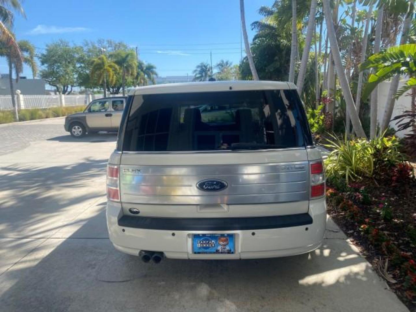 2009 White Suede /Medium Light Stone Ford Flex Limited LEATHER SUNROOF (2FMDK53C99B) with an 3.5L V6 Duratec Engine engine, Automatic transmission, located at 4701 North Dixie Hwy, Pompano Beach, FL, 33064, (954) 422-2889, 26.240938, -80.123474 - OUR WEBPAGE FLORIDACARS1.COM HAS OVER 100 PHOTOS AND FREE CARFAX LINK 2009 FORD FLEX VIN: 2FMDK53C99BA12573 4 DOOR LIMITED FWD 3.5L V6 DURATEC ENGINE GASOLINE FRONT WHEEL DRIVE Highlighted Features Bed Liner Cloth Seats ABS Brakes Automatic Transmission Power Locks AM/FM Stereo CD Audio Power Mirror - Photo#6