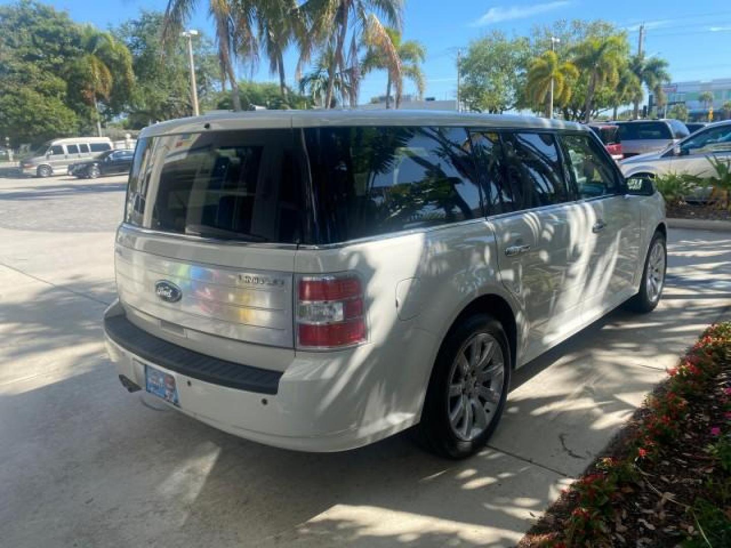 2009 White Suede /Medium Light Stone Ford Flex Limited LEATHER SUNROOF (2FMDK53C99B) with an 3.5L V6 Duratec Engine engine, Automatic transmission, located at 4701 North Dixie Hwy, Pompano Beach, FL, 33064, (954) 422-2889, 26.240938, -80.123474 - OUR WEBPAGE FLORIDACARS1.COM HAS OVER 100 PHOTOS AND FREE CARFAX LINK 2009 FORD FLEX VIN: 2FMDK53C99BA12573 4 DOOR LIMITED FWD 3.5L V6 DURATEC ENGINE GASOLINE FRONT WHEEL DRIVE Highlighted Features Bed Liner Cloth Seats ABS Brakes Automatic Transmission Power Locks AM/FM Stereo CD Audio Power Mirror - Photo#7