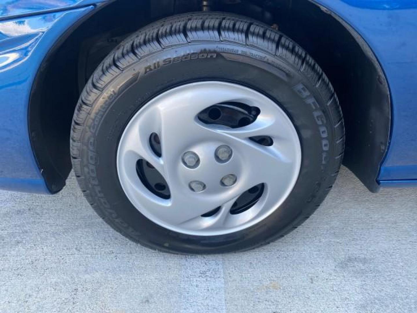 2001 Dark Blue /Grey Saturn SC 3dr COUPE LOW MILES 56,486 (1G8ZP128X1Z) with an 1.9L SOHC SPFI 8-Valve L4 Aluminum Engine engine, Automatic transmission, located at 4701 North Dixie Hwy, Pompano Beach, FL, 33064, (954) 422-2889, 26.240938, -80.123474 - OUR WEBPAGE FLORIDACARS1.COM HAS OVER 100 PHOTOS AND FREE CARFAX LINK 2001 SATURN S-SERIES SC1 VIN: 1G8ZP128X1Z255015 1 G 8 Z P 1 2 8 X 1 Z 2 5 5 0 1 5 COUPE 3 DR 1.9L I4 F SOHC GASOLINE FRONT WHEEL DRIVE Top Features Cloth Seats Leatherette and Cloth Basic Features AM/FM Stereo CD Audio Power Mir - Photo#21