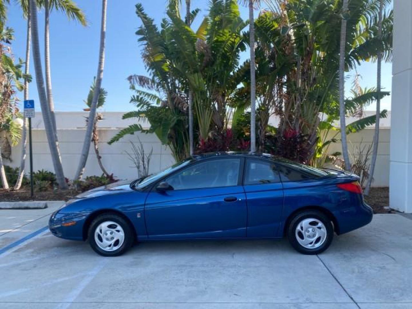 2001 Dark Blue /Grey Saturn SC 3dr COUPE LOW MILES 56,486 (1G8ZP128X1Z) with an 1.9L SOHC SPFI 8-Valve L4 Aluminum Engine engine, Automatic transmission, located at 4701 North Dixie Hwy, Pompano Beach, FL, 33064, (954) 422-2889, 26.240938, -80.123474 - OUR WEBPAGE FLORIDACARS1.COM HAS OVER 100 PHOTOS AND FREE CARFAX LINK 2001 SATURN S-SERIES SC1 VIN: 1G8ZP128X1Z255015 1 G 8 Z P 1 2 8 X 1 Z 2 5 5 0 1 5 COUPE 3 DR 1.9L I4 F SOHC GASOLINE FRONT WHEEL DRIVE Top Features Cloth Seats Leatherette and Cloth Basic Features AM/FM Stereo CD Audio Power Mir - Photo#4