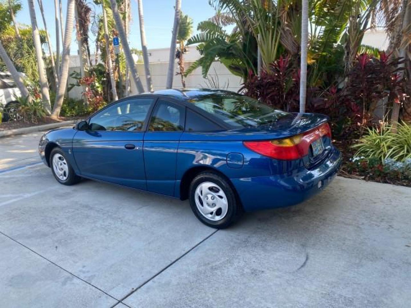 2001 Dark Blue /Grey Saturn SC 3dr COUPE LOW MILES 56,486 (1G8ZP128X1Z) with an 1.9L SOHC SPFI 8-Valve L4 Aluminum Engine engine, Automatic transmission, located at 4701 North Dixie Hwy, Pompano Beach, FL, 33064, (954) 422-2889, 26.240938, -80.123474 - OUR WEBPAGE FLORIDACARS1.COM HAS OVER 100 PHOTOS AND FREE CARFAX LINK 2001 SATURN S-SERIES SC1 VIN: 1G8ZP128X1Z255015 1 G 8 Z P 1 2 8 X 1 Z 2 5 5 0 1 5 COUPE 3 DR 1.9L I4 F SOHC GASOLINE FRONT WHEEL DRIVE Top Features Cloth Seats Leatherette and Cloth Basic Features AM/FM Stereo CD Audio Power Mir - Photo#5
