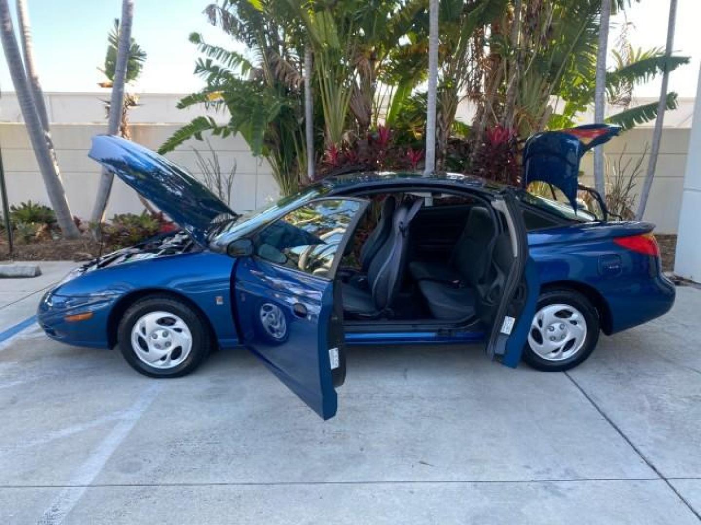 2001 Dark Blue /Grey Saturn SC 3dr COUPE LOW MILES 56,486 (1G8ZP128X1Z) with an 1.9L SOHC SPFI 8-Valve L4 Aluminum Engine engine, Automatic transmission, located at 4701 North Dixie Hwy, Pompano Beach, FL, 33064, (954) 422-2889, 26.240938, -80.123474 - OUR WEBPAGE FLORIDACARS1.COM HAS OVER 100 PHOTOS AND FREE CARFAX LINK 2001 SATURN S-SERIES SC1 VIN: 1G8ZP128X1Z255015 1 G 8 Z P 1 2 8 X 1 Z 2 5 5 0 1 5 COUPE 3 DR 1.9L I4 F SOHC GASOLINE FRONT WHEEL DRIVE Top Features Cloth Seats Leatherette and Cloth Basic Features AM/FM Stereo CD Audio Power Mir - Photo#8