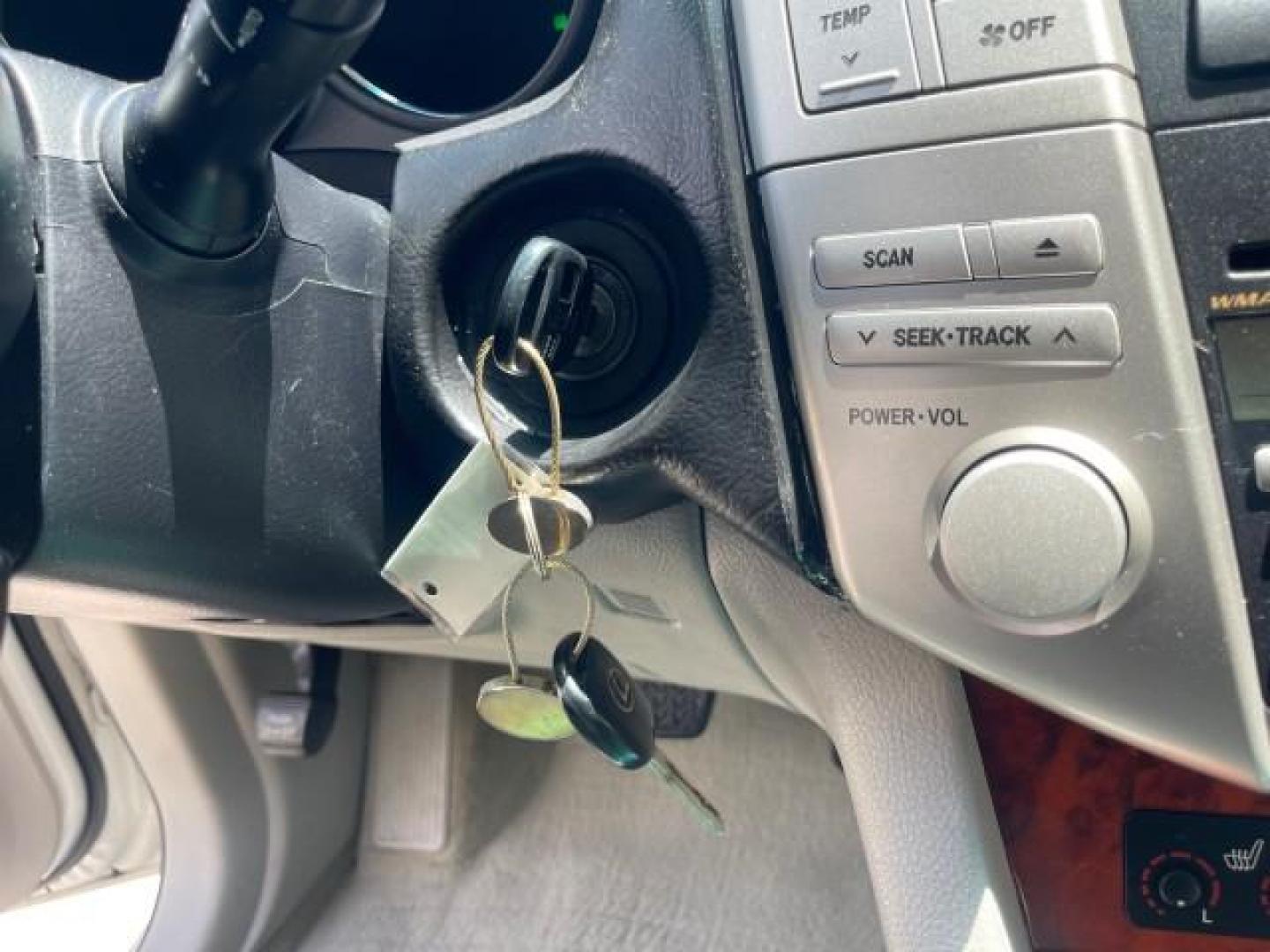 2008 Crystal White /Ivory Lexus RX 350 LUXERY 1 OWNER FL LOW MILES 48,341 (2T2GK31U68C) with an 3.5L DOHC SFI 24-Valve V6 Engine engine, Automatic transmission, located at 4701 North Dixie Hwy, Pompano Beach, FL, 33064, (954) 422-2889, 26.240938, -80.123474 - OUR WEBPAGE FLORIDACARS1.COM HAS OVER 100 PHOTOS AND FREE CARFAX LINK 2008 Lexus RX 350 1 OWNER FLORIDA SUNROOF $ 45,101 NEW ! 2008 LEXUS RX 350 VIN: 2T2GK31U68C046814 2 T 2 G K 3 1 U 6 8 C 0 4 6 8 1 4 4 DOOR WAGON/SPORT UTILITY 3.5L V6 F DOHC 24V GASOLINE FRONT WHEEL DRIVE Top Features Alloy Wheels - Photo#22