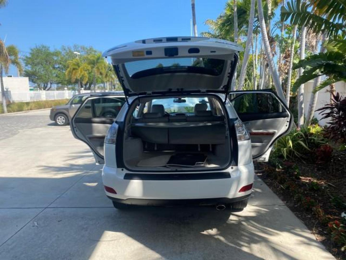 2008 Crystal White /Ivory Lexus RX 350 LUXERY 1 OWNER FL LOW MILES 48,341 (2T2GK31U68C) with an 3.5L DOHC SFI 24-Valve V6 Engine engine, Automatic transmission, located at 4701 North Dixie Hwy, Pompano Beach, FL, 33064, (954) 422-2889, 26.240938, -80.123474 - OUR WEBPAGE FLORIDACARS1.COM HAS OVER 100 PHOTOS AND FREE CARFAX LINK 2008 Lexus RX 350 1 OWNER FLORIDA SUNROOF $ 45,101 NEW ! 2008 LEXUS RX 350 VIN: 2T2GK31U68C046814 2 T 2 G K 3 1 U 6 8 C 0 4 6 8 1 4 4 DOOR WAGON/SPORT UTILITY 3.5L V6 F DOHC 24V GASOLINE FRONT WHEEL DRIVE Top Features Alloy Wheels - Photo#13