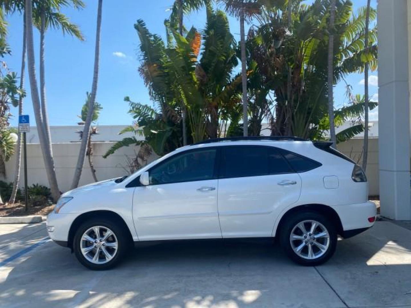 2008 Crystal White /Ivory Lexus RX 350 LUXERY 1 OWNER FL LOW MILES 48,341 (2T2GK31U68C) with an 3.5L DOHC SFI 24-Valve V6 Engine engine, Automatic transmission, located at 4701 North Dixie Hwy, Pompano Beach, FL, 33064, (954) 422-2889, 26.240938, -80.123474 - OUR WEBPAGE FLORIDACARS1.COM HAS OVER 100 PHOTOS AND FREE CARFAX LINK 2008 Lexus RX 350 1 OWNER FLORIDA SUNROOF $ 45,101 NEW ! 2008 LEXUS RX 350 VIN: 2T2GK31U68C046814 2 T 2 G K 3 1 U 6 8 C 0 4 6 8 1 4 4 DOOR WAGON/SPORT UTILITY 3.5L V6 F DOHC 24V GASOLINE FRONT WHEEL DRIVE Top Features Alloy Wheels - Photo#4