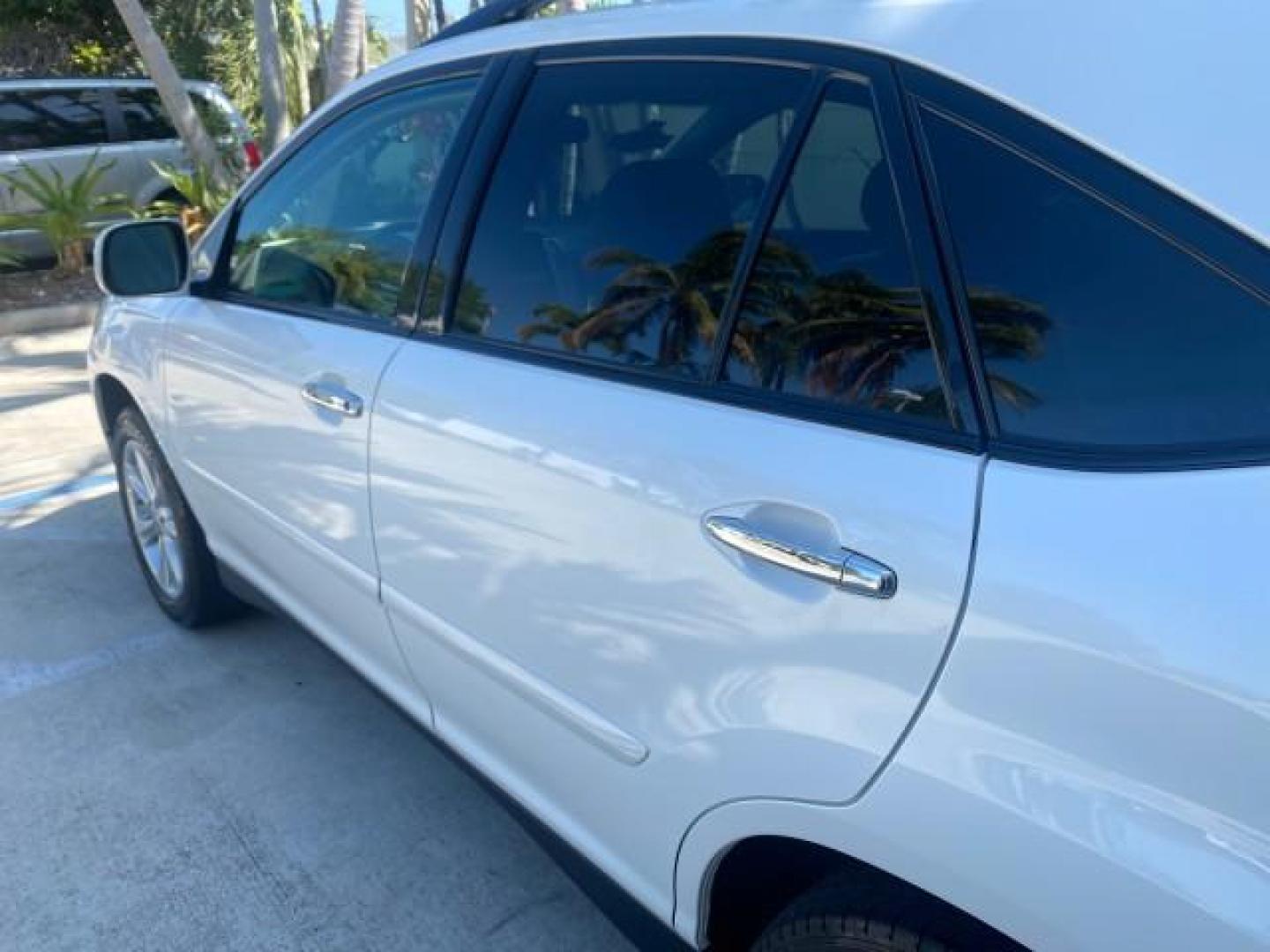 2008 Crystal White /Ivory Lexus RX 350 LUXERY 1 OWNER FL LOW MILES 48,341 (2T2GK31U68C) with an 3.5L DOHC SFI 24-Valve V6 Engine engine, Automatic transmission, located at 4701 North Dixie Hwy, Pompano Beach, FL, 33064, (954) 422-2889, 26.240938, -80.123474 - OUR WEBPAGE FLORIDACARS1.COM HAS OVER 100 PHOTOS AND FREE CARFAX LINK 2008 Lexus RX 350 1 OWNER FLORIDA SUNROOF $ 45,101 NEW ! 2008 LEXUS RX 350 VIN: 2T2GK31U68C046814 2 T 2 G K 3 1 U 6 8 C 0 4 6 8 1 4 4 DOOR WAGON/SPORT UTILITY 3.5L V6 F DOHC 24V GASOLINE FRONT WHEEL DRIVE Top Features Alloy Wheels - Photo#51