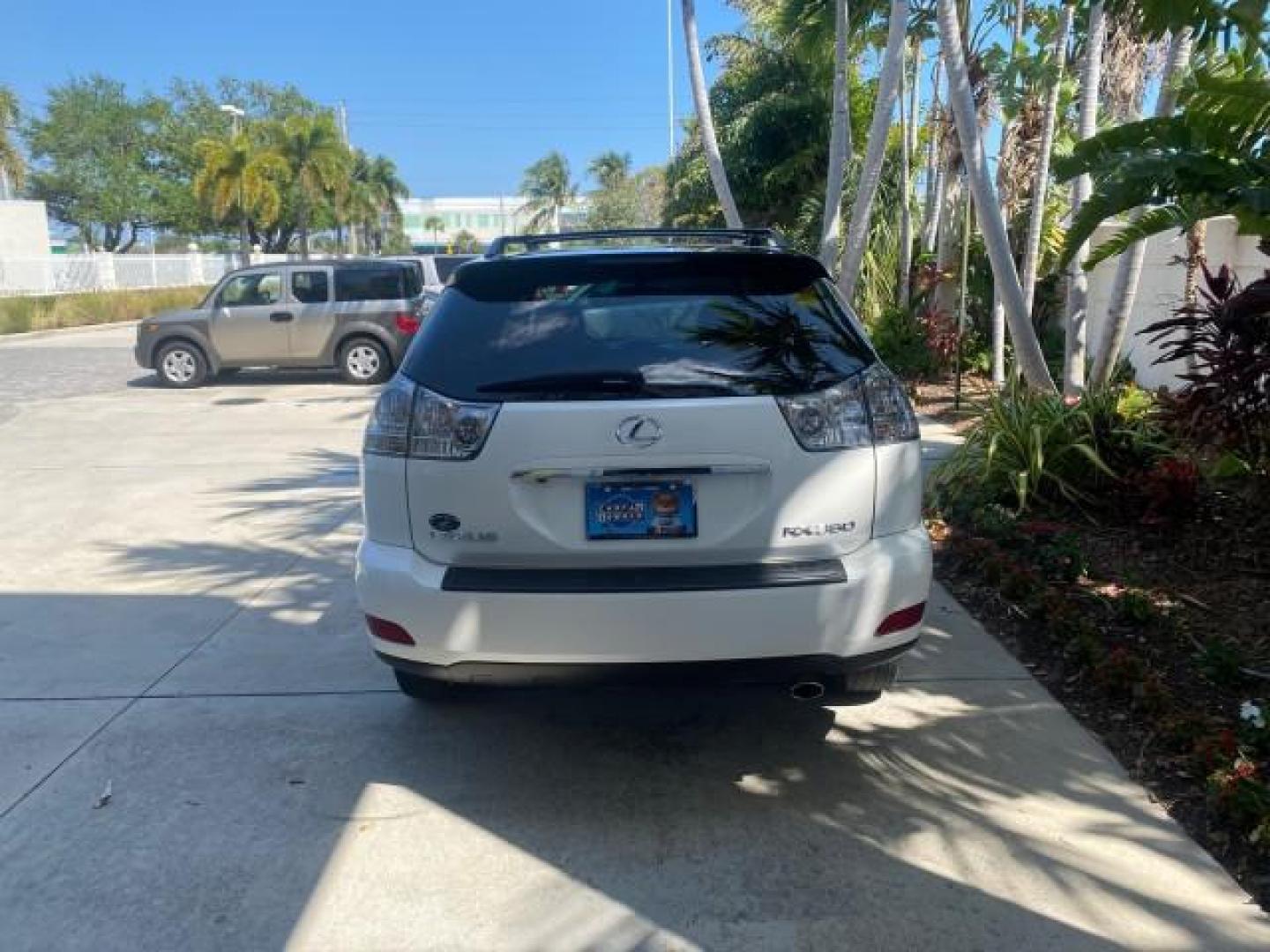 2008 Crystal White /Ivory Lexus RX 350 LUXERY 1 OWNER FL LOW MILES 48,341 (2T2GK31U68C) with an 3.5L DOHC SFI 24-Valve V6 Engine engine, Automatic transmission, located at 4701 North Dixie Hwy, Pompano Beach, FL, 33064, (954) 422-2889, 26.240938, -80.123474 - OUR WEBPAGE FLORIDACARS1.COM HAS OVER 100 PHOTOS AND FREE CARFAX LINK 2008 Lexus RX 350 1 OWNER FLORIDA SUNROOF $ 45,101 NEW ! 2008 LEXUS RX 350 VIN: 2T2GK31U68C046814 2 T 2 G K 3 1 U 6 8 C 0 4 6 8 1 4 4 DOOR WAGON/SPORT UTILITY 3.5L V6 F DOHC 24V GASOLINE FRONT WHEEL DRIVE Top Features Alloy Wheels - Photo#6