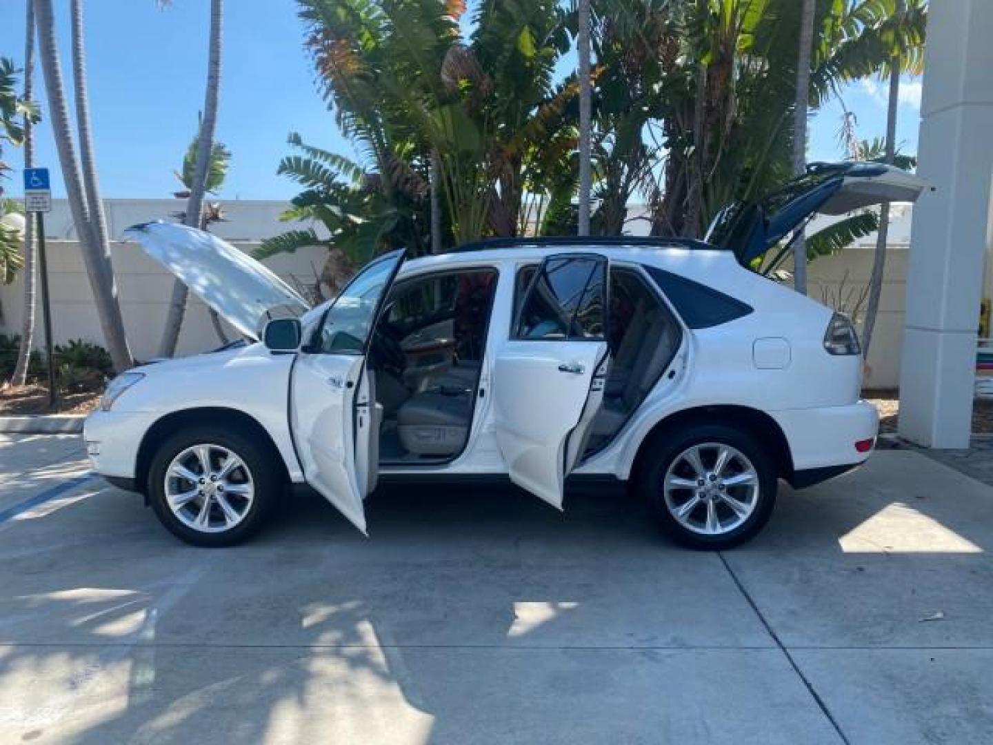 2008 Crystal White /Ivory Lexus RX 350 LUXERY 1 OWNER FL LOW MILES 48,341 (2T2GK31U68C) with an 3.5L DOHC SFI 24-Valve V6 Engine engine, Automatic transmission, located at 4701 North Dixie Hwy, Pompano Beach, FL, 33064, (954) 422-2889, 26.240938, -80.123474 - OUR WEBPAGE FLORIDACARS1.COM HAS OVER 100 PHOTOS AND FREE CARFAX LINK 2008 Lexus RX 350 1 OWNER FLORIDA SUNROOF $ 45,101 NEW ! 2008 LEXUS RX 350 VIN: 2T2GK31U68C046814 2 T 2 G K 3 1 U 6 8 C 0 4 6 8 1 4 4 DOOR WAGON/SPORT UTILITY 3.5L V6 F DOHC 24V GASOLINE FRONT WHEEL DRIVE Top Features Alloy Wheels - Photo#8