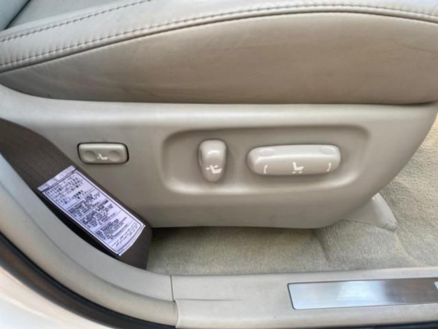 2008 Crystal White /Ivory Lexus RX 350 LUXERY 1 OWNER FL LOW MILES 48,341 (2T2GK31U68C) with an 3.5L DOHC SFI 24-Valve V6 Engine engine, Automatic transmission, located at 4701 North Dixie Hwy, Pompano Beach, FL, 33064, (954) 422-2889, 26.240938, -80.123474 - OUR WEBPAGE FLORIDACARS1.COM HAS OVER 100 PHOTOS AND FREE CARFAX LINK 2008 Lexus RX 350 1 OWNER FLORIDA SUNROOF $ 45,101 NEW ! 2008 LEXUS RX 350 VIN: 2T2GK31U68C046814 2 T 2 G K 3 1 U 6 8 C 0 4 6 8 1 4 4 DOOR WAGON/SPORT UTILITY 3.5L V6 F DOHC 24V GASOLINE FRONT WHEEL DRIVE Top Features Alloy Wheels - Photo#89