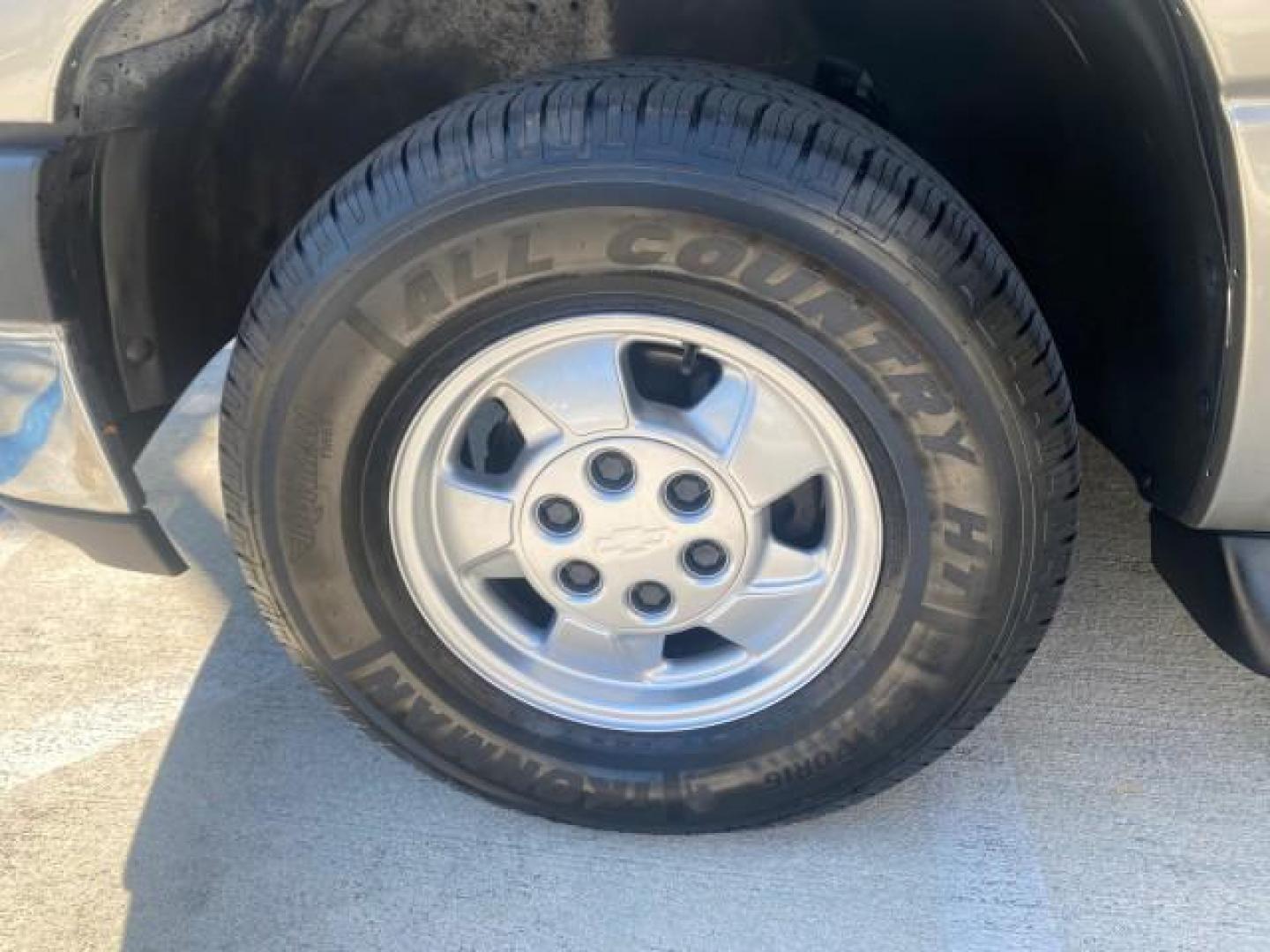 2002 Light Pewter Metallic /Gpht/Med Gray Chevrolet Tahoe LS FLORIDA LOW MILES 55,735 (1GNEC13Z72R) with an 5.3L Vortec 1000 SFI V8 Engine engine, Automatic transmission, located at 4701 North Dixie Hwy, Pompano Beach, FL, 33064, (954) 422-2889, 26.240938, -80.123474 - OUR WEBPAGE FLORIDACARS1.COM HAS OVER 100 PHOTOS AND FREE CARFAX LINK 2002 CHEVROLET TAHOE LS LEATHER $ 35,524 NEW VIN: 1GNEC13Z72R225695 1 G N E C 1 3 Z 7 2 R 2 2 5 6 9 5 4 DOOR WAGON/SPORT UTILITY 5.3L V8 F FLEX FUEL REAR WHEEL DRIVE Top Features Alloy Wheels Cloth Seats Running Boards Basic Featu - Photo#19